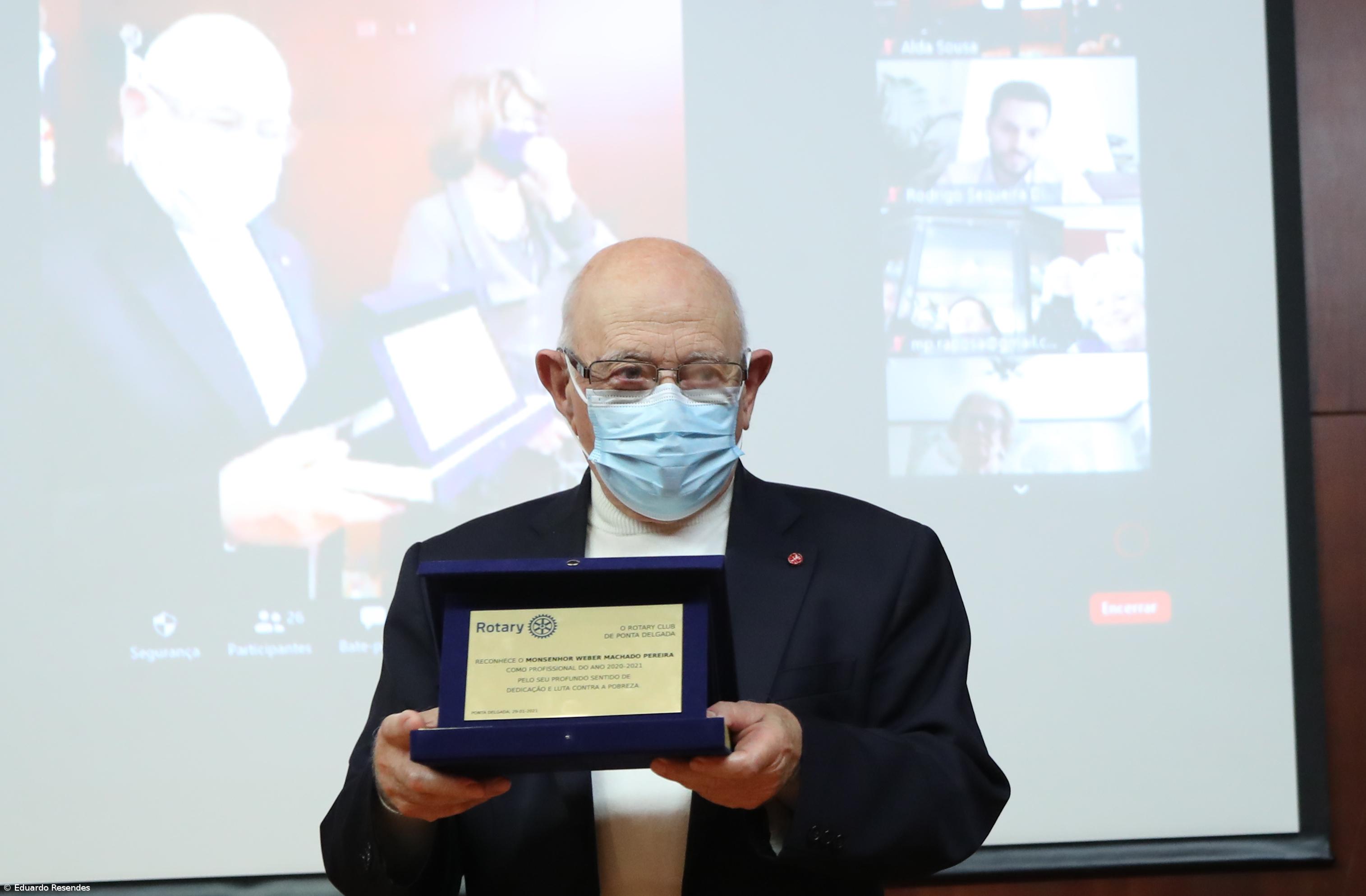 “Padre dos pobres” mantém aos 92 anos rede de apoio a indigentes nos Açores – Imagem 1