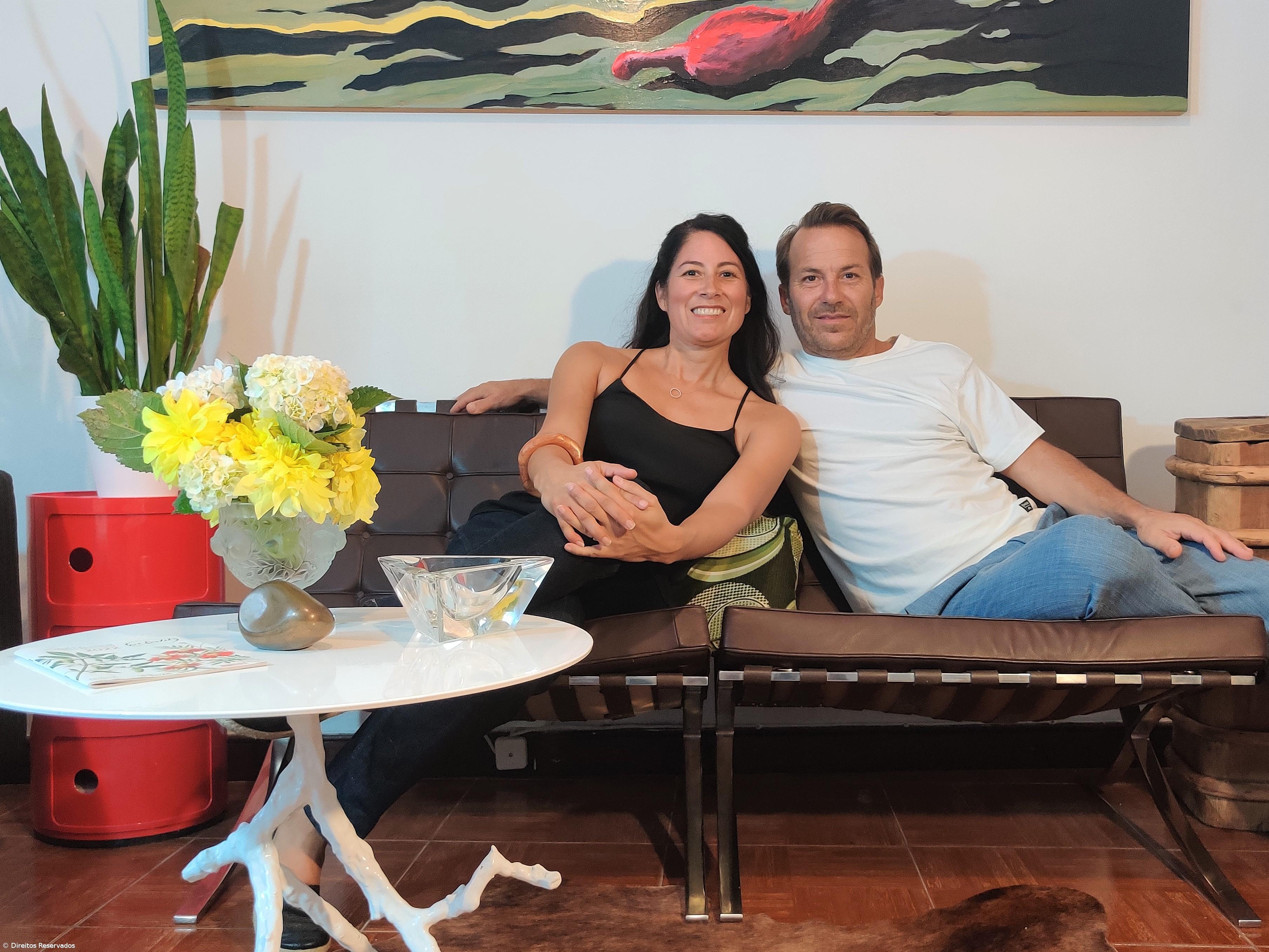 American couple manages furniture company in Fenais da Ajuda – Imagem 1