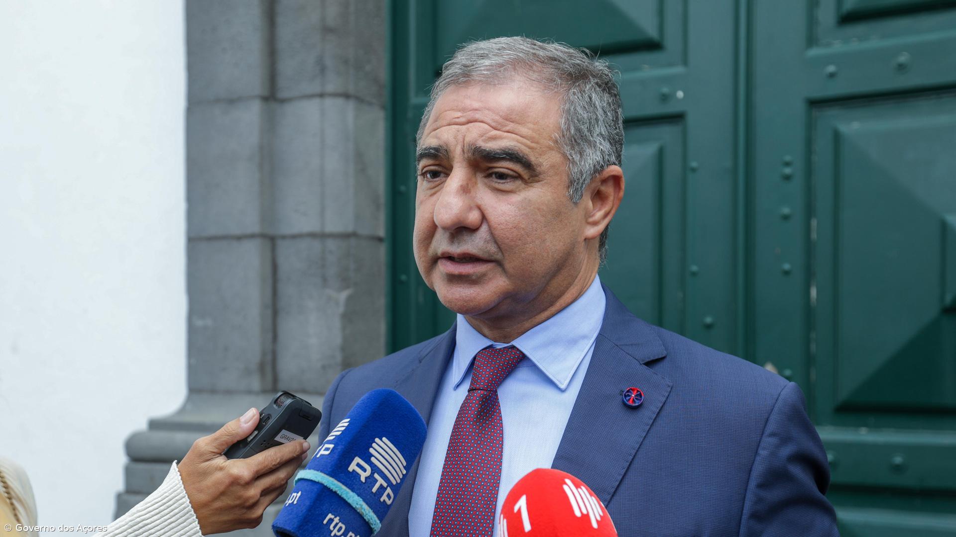 Governo dos Açores vai rever diploma sobre horas extraordinárias dos médicos, diz Bolieiro – Imagem 1