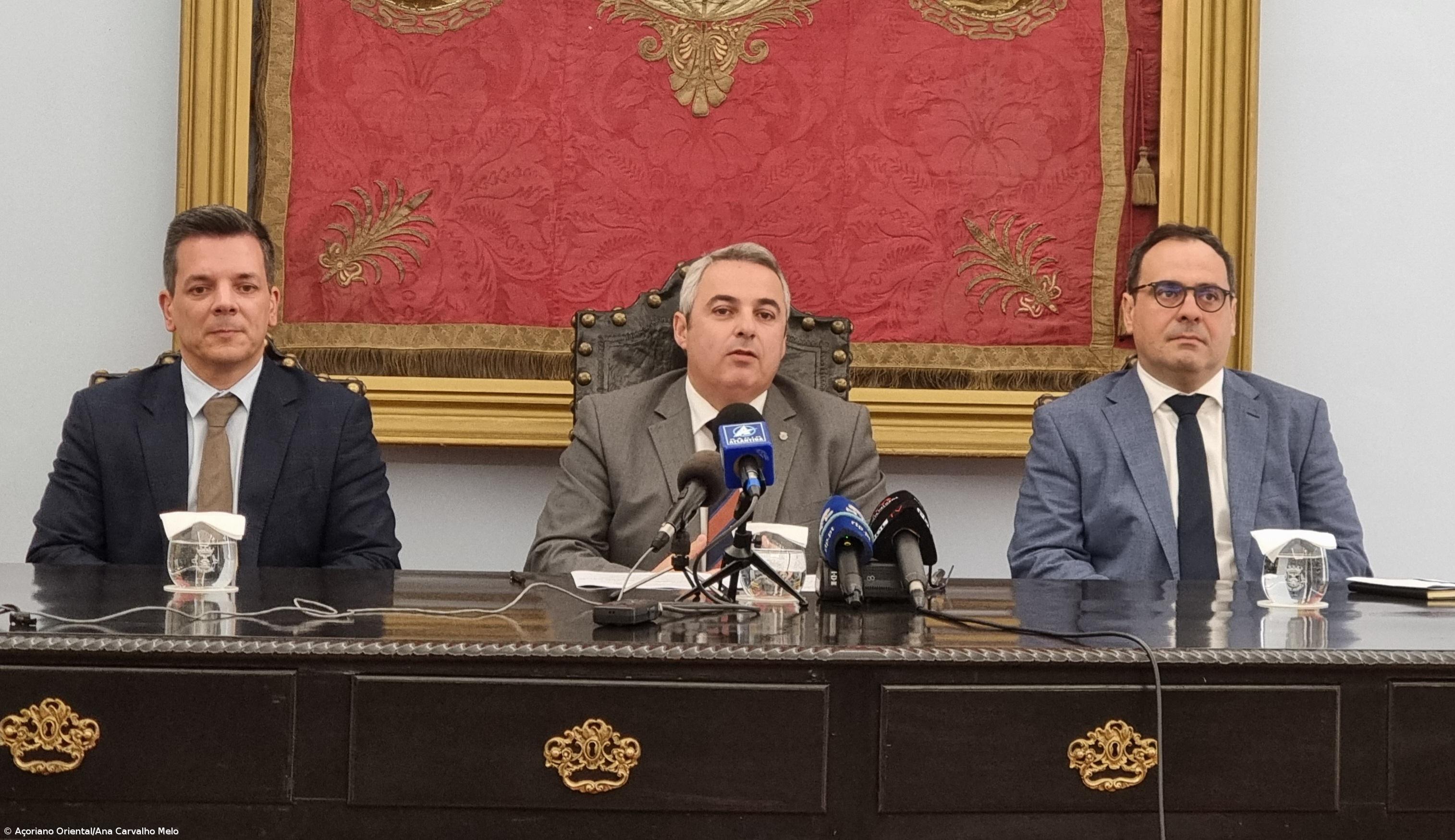 Campo de São Francisco recebe pista de gelo durante a época de Natal – Imagem 1