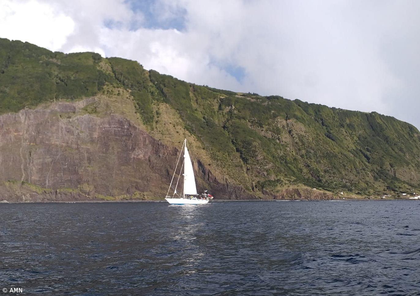 Auxiliados tripulantes de veleiro à deriva ao largo da Fajã do Araújo em São Miguel – Imagem 1