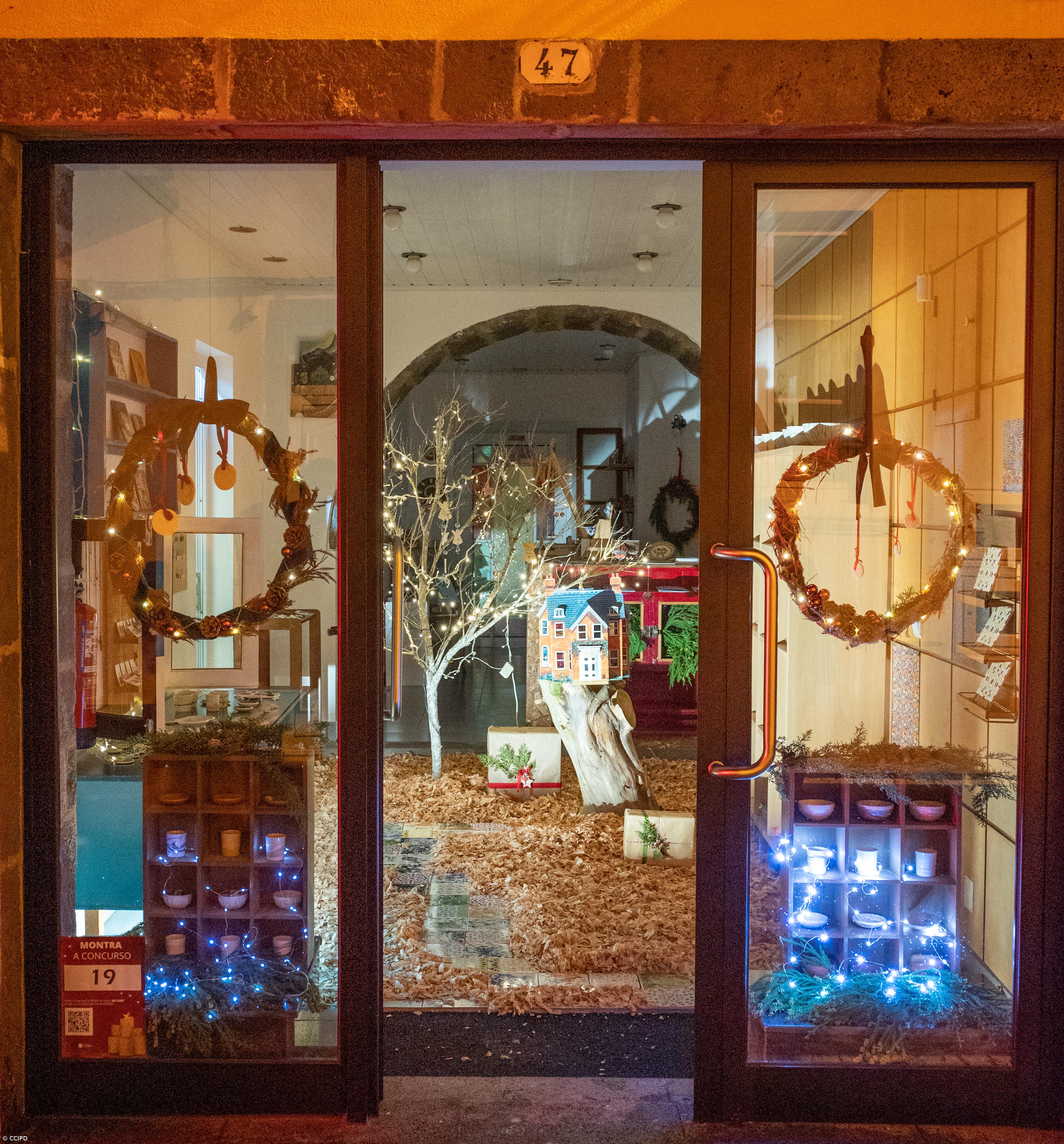 Matéria 47 - Arts & Crafts vencedora do concurso de montras de Ponta Delgada – Imagem 1