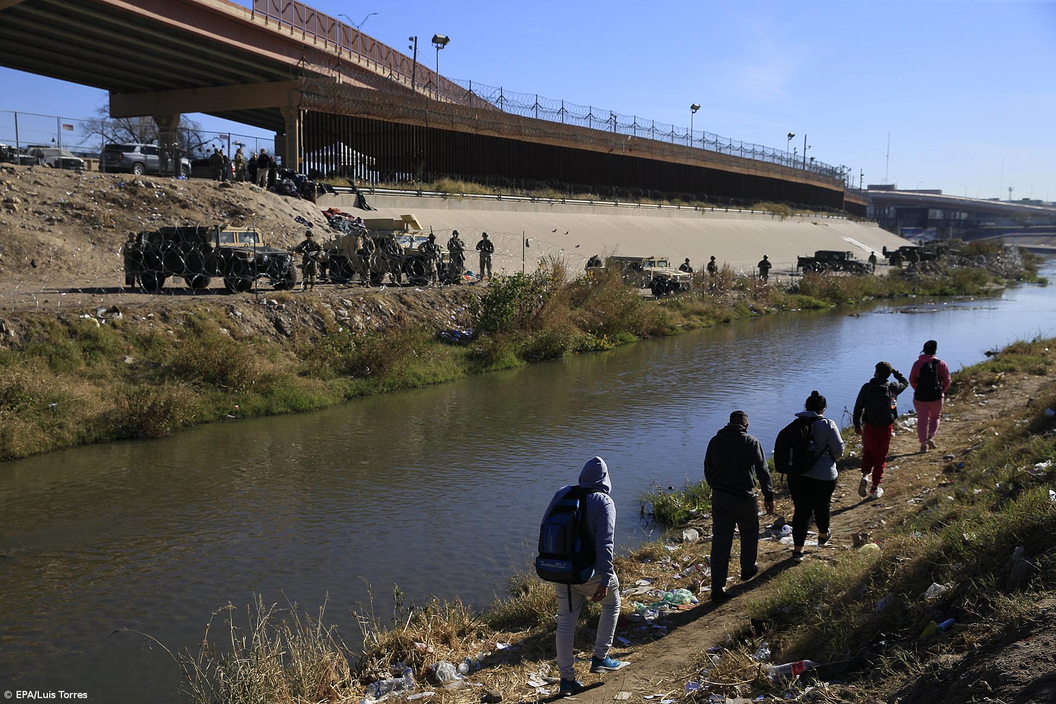Milhares de migrantes mantêm-se na fronteira entre o México e os EUA – Imagem 1