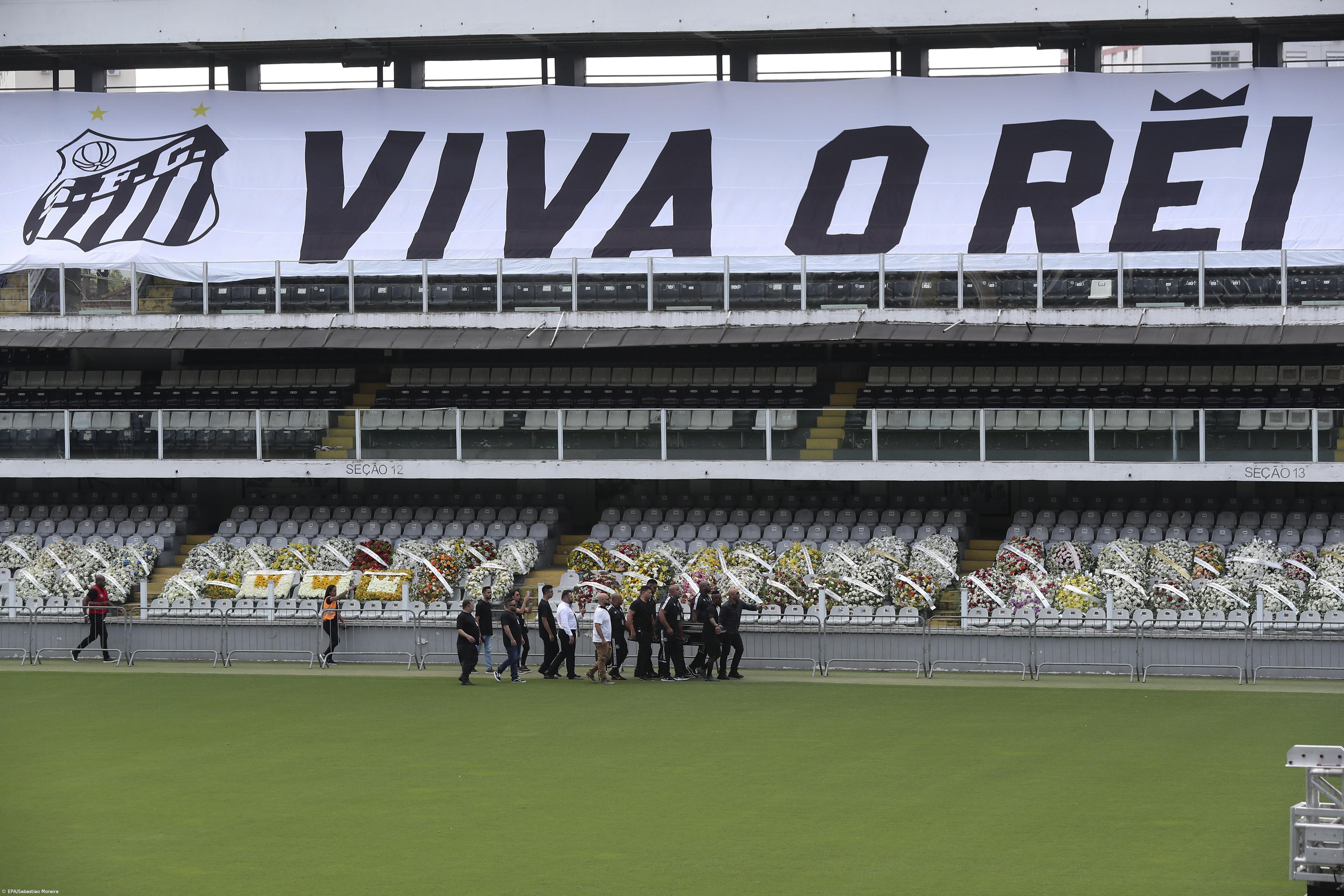 Portas do estádio abriram para despedida ao 'rei' do futebol – Imagem 2