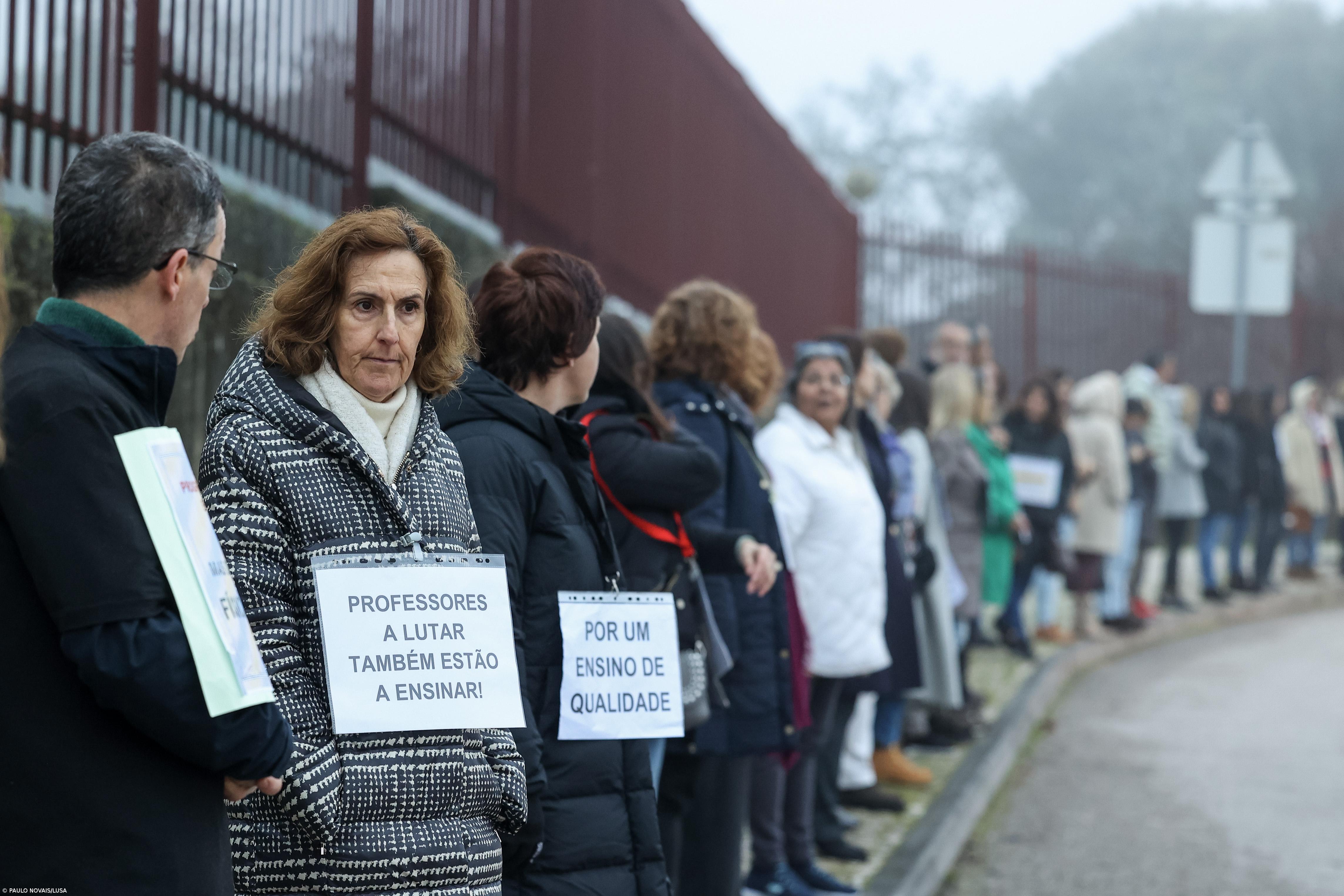 Sindicato insatisfeito com reunião mantem greve nas escolas – Imagem 1
