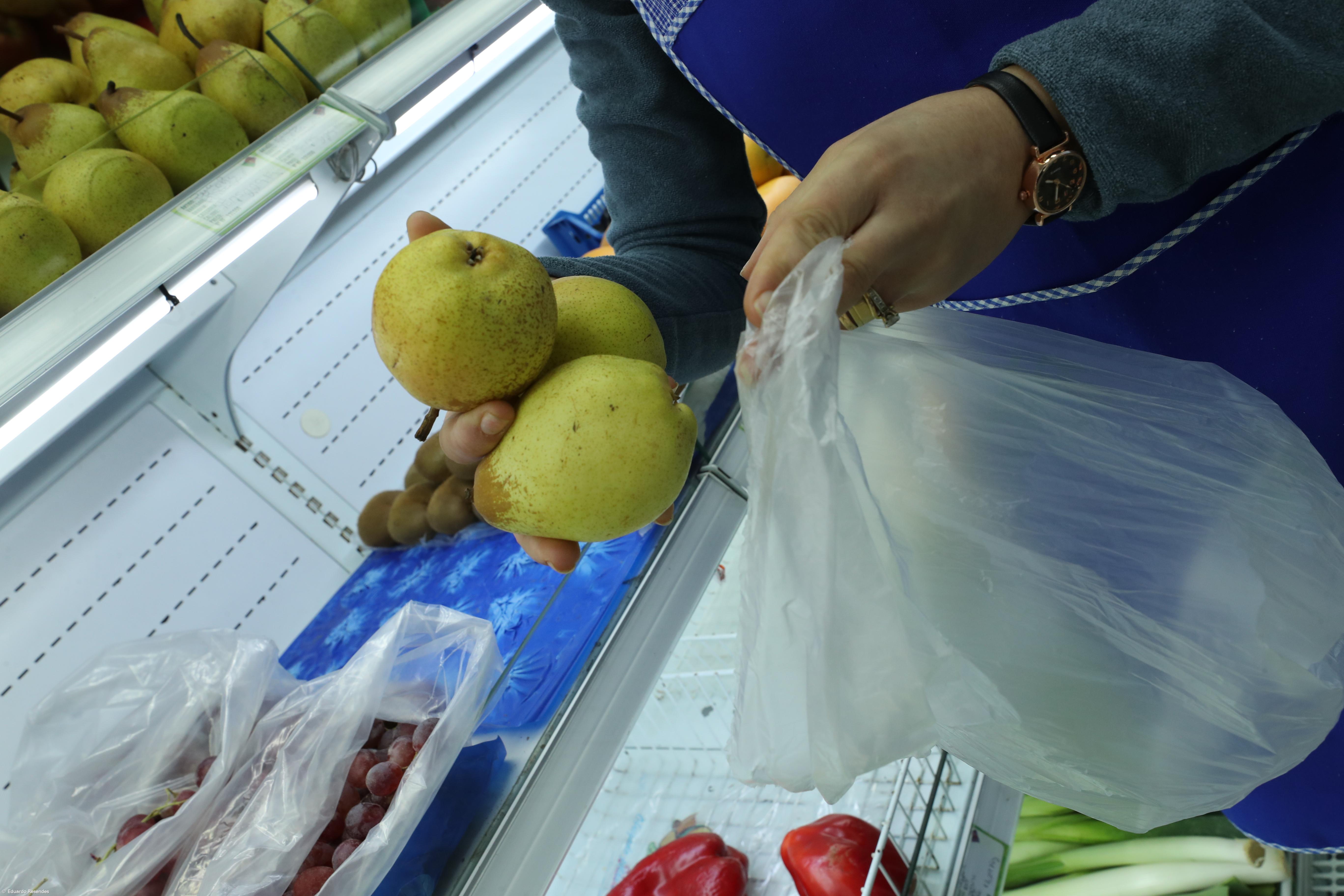 Distribuição quer travar proibição de sacos de plástico para fruta e pão a partir de junho – Imagem 1