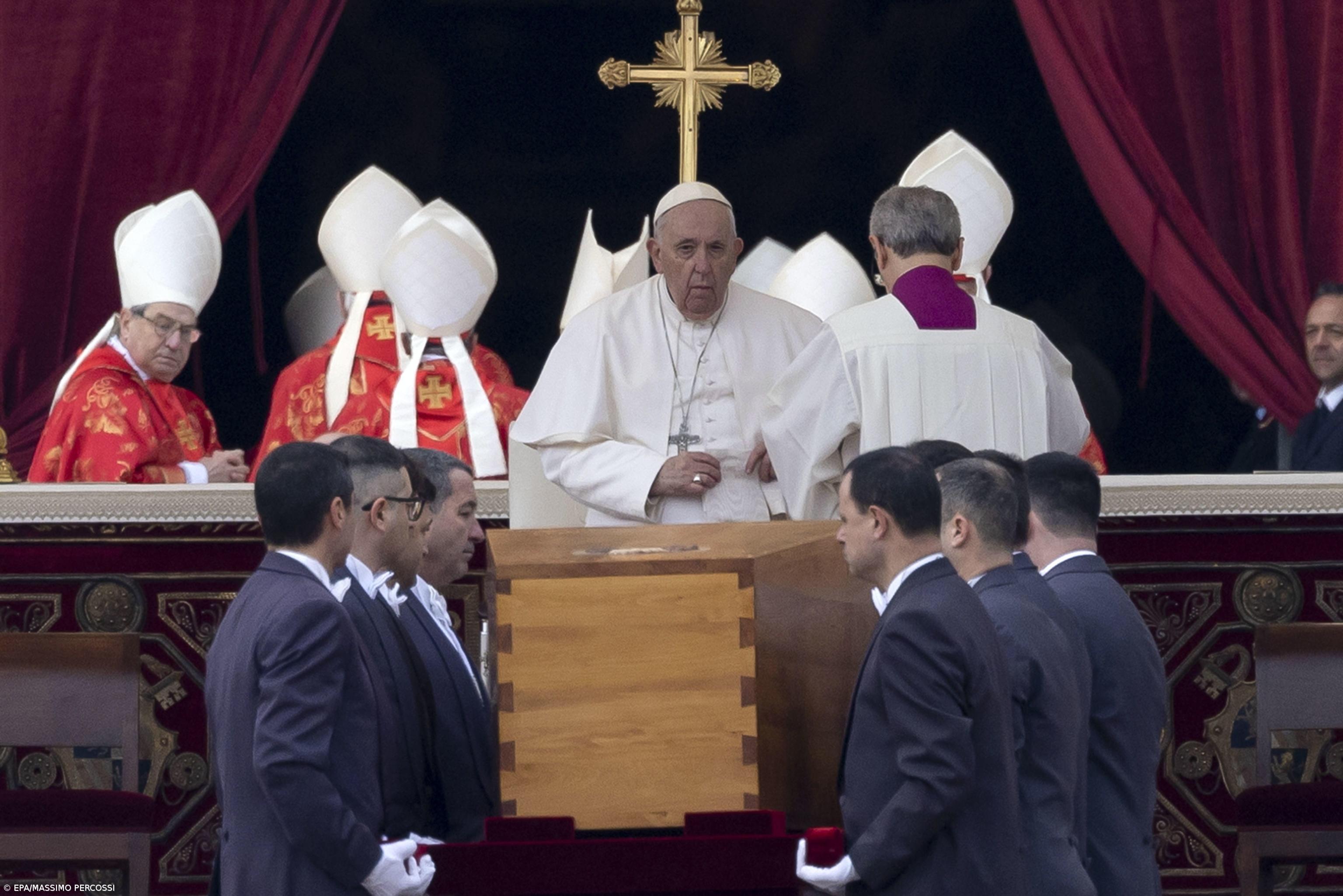 Milhares de fiéis na Praça de São Pedro para despedida ao papa emérito – Imagem 1