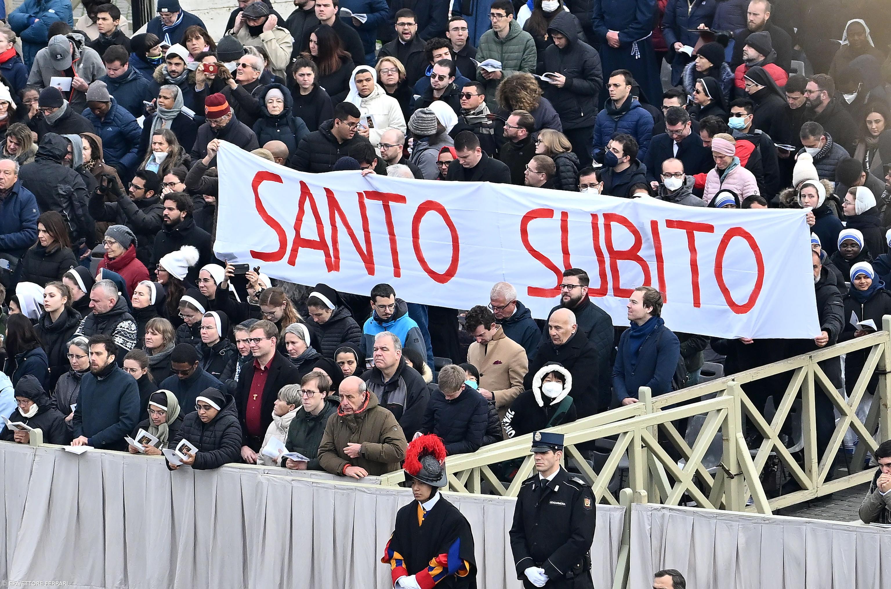 Milhares de fiéis na Praça de São Pedro para despedida ao papa emérito – Imagem 4