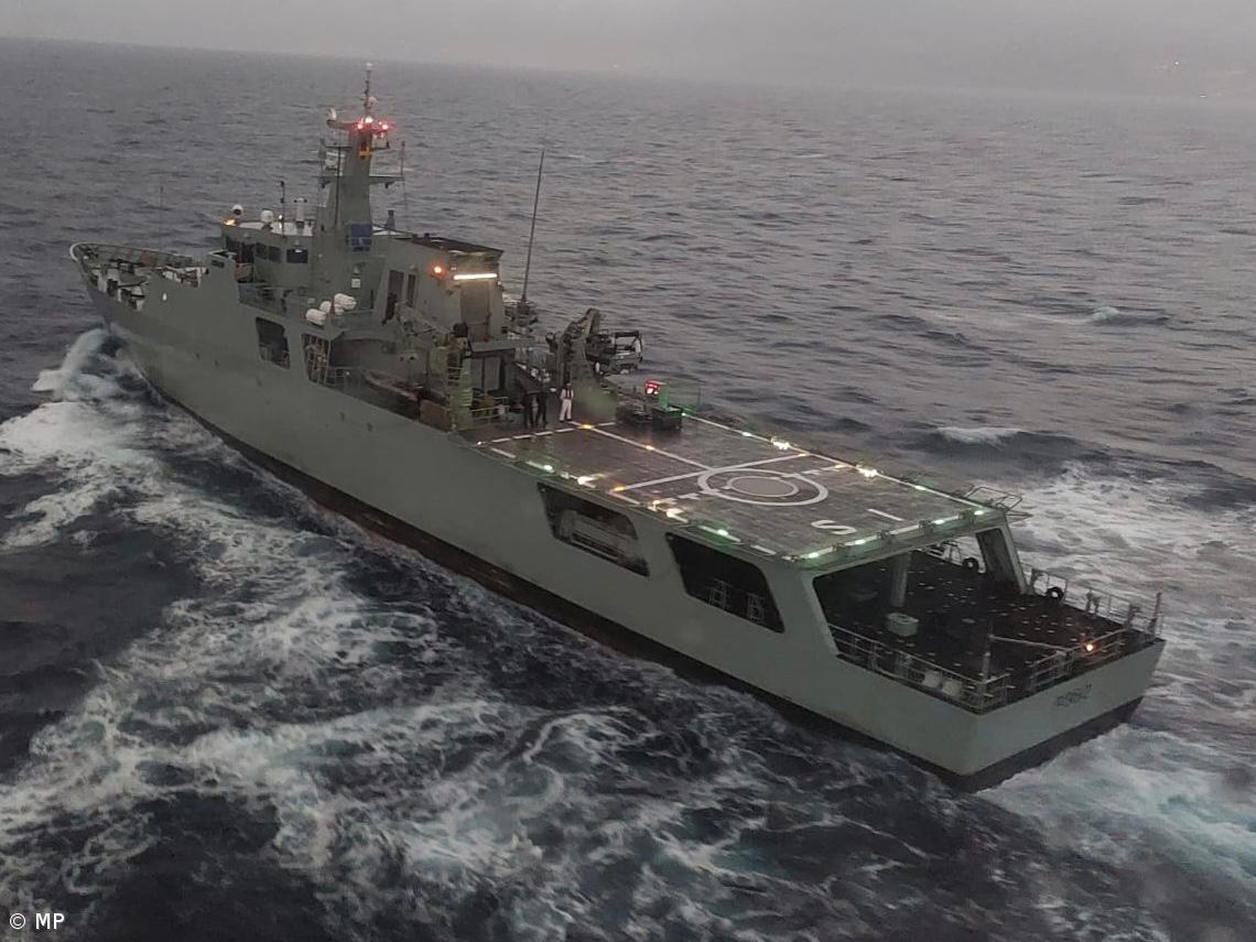 Marinha resgata homem com trauma num dedo de navio com bandeira da China  – Imagem 1