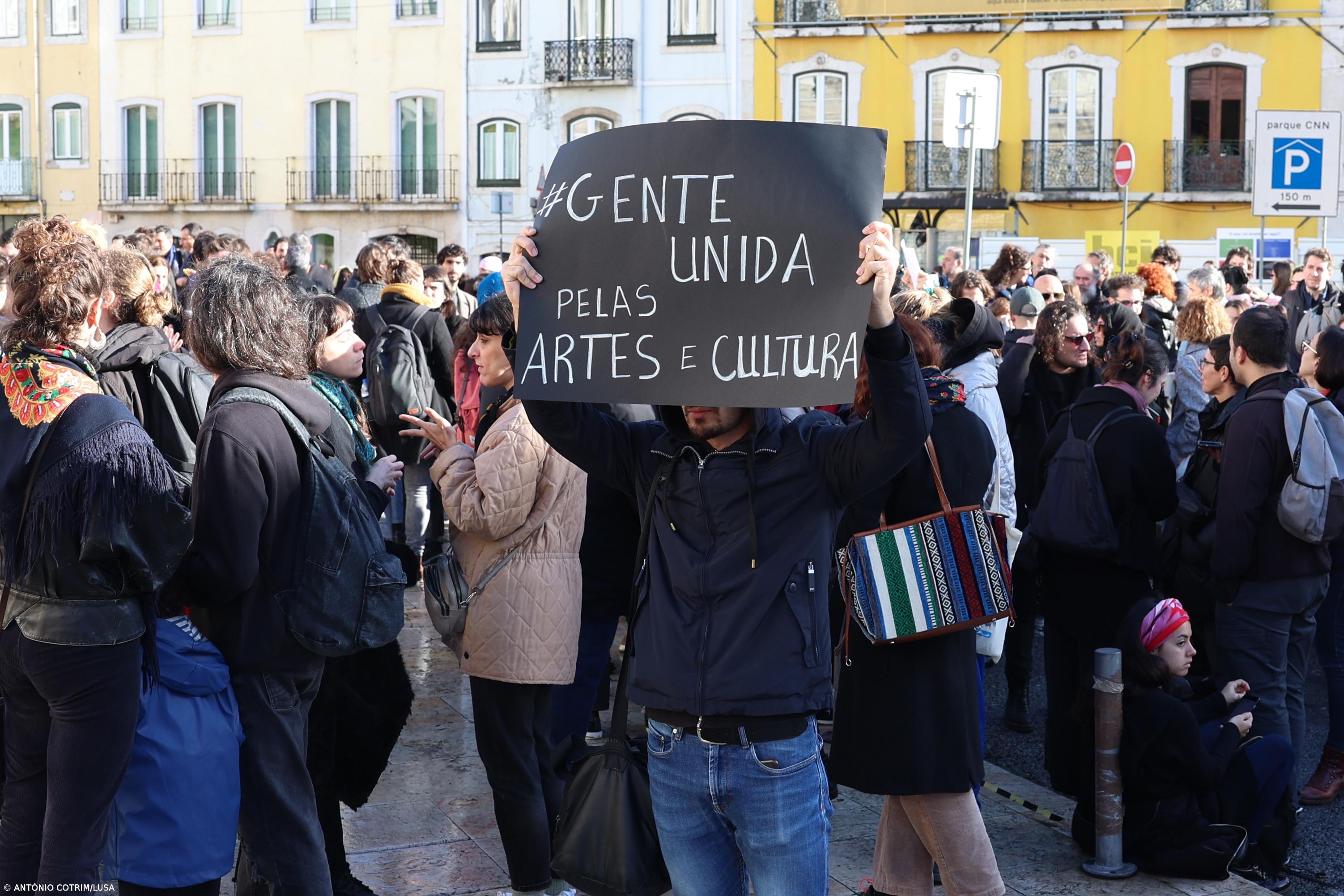 Protesto de "gente unida pelas Artes e Cultura" junta centenas à porta do parlamento – Imagem 1