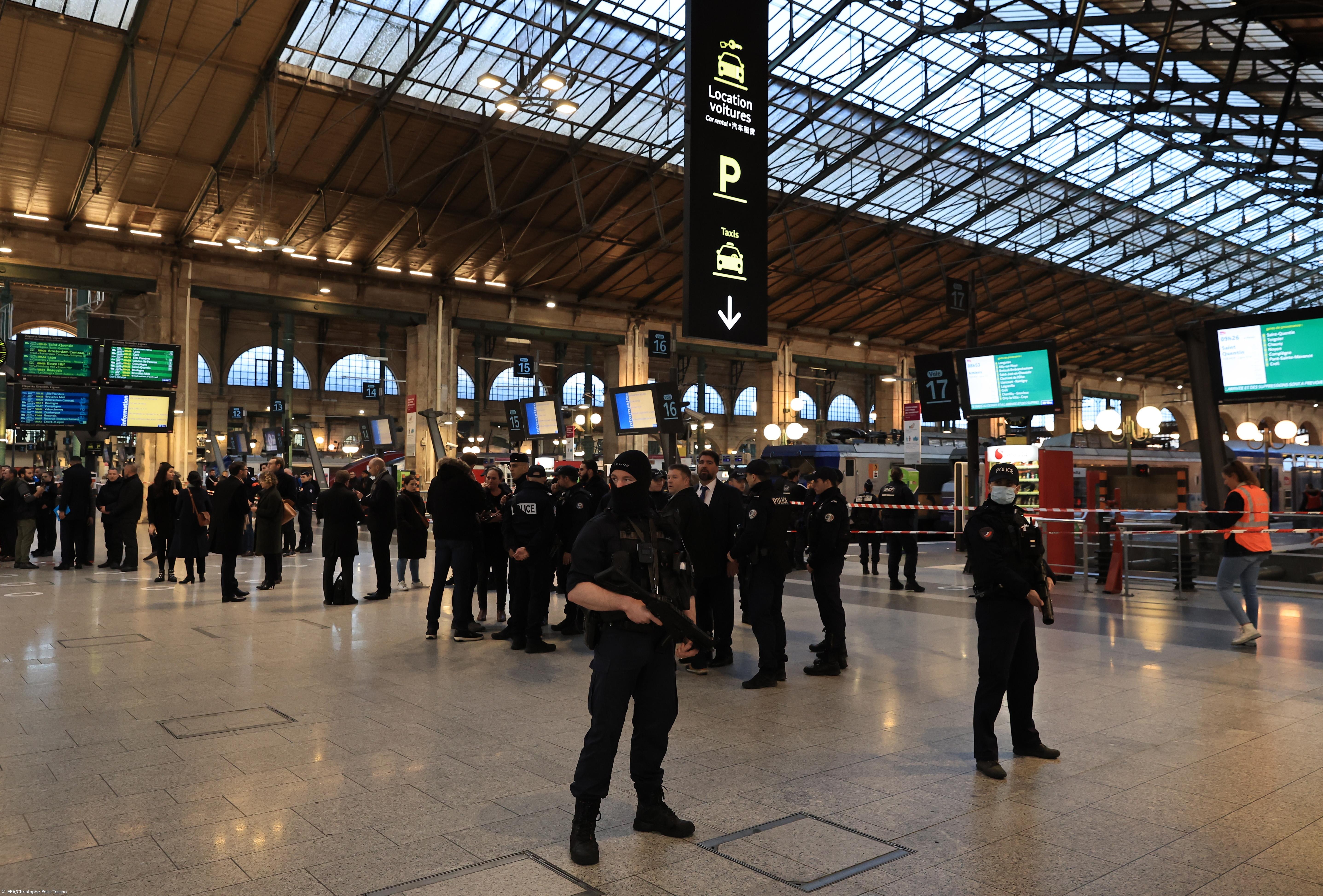 Seis pessoas esfaqueadas em estação de comboios de Paris, atacante alvejado – Imagem 1