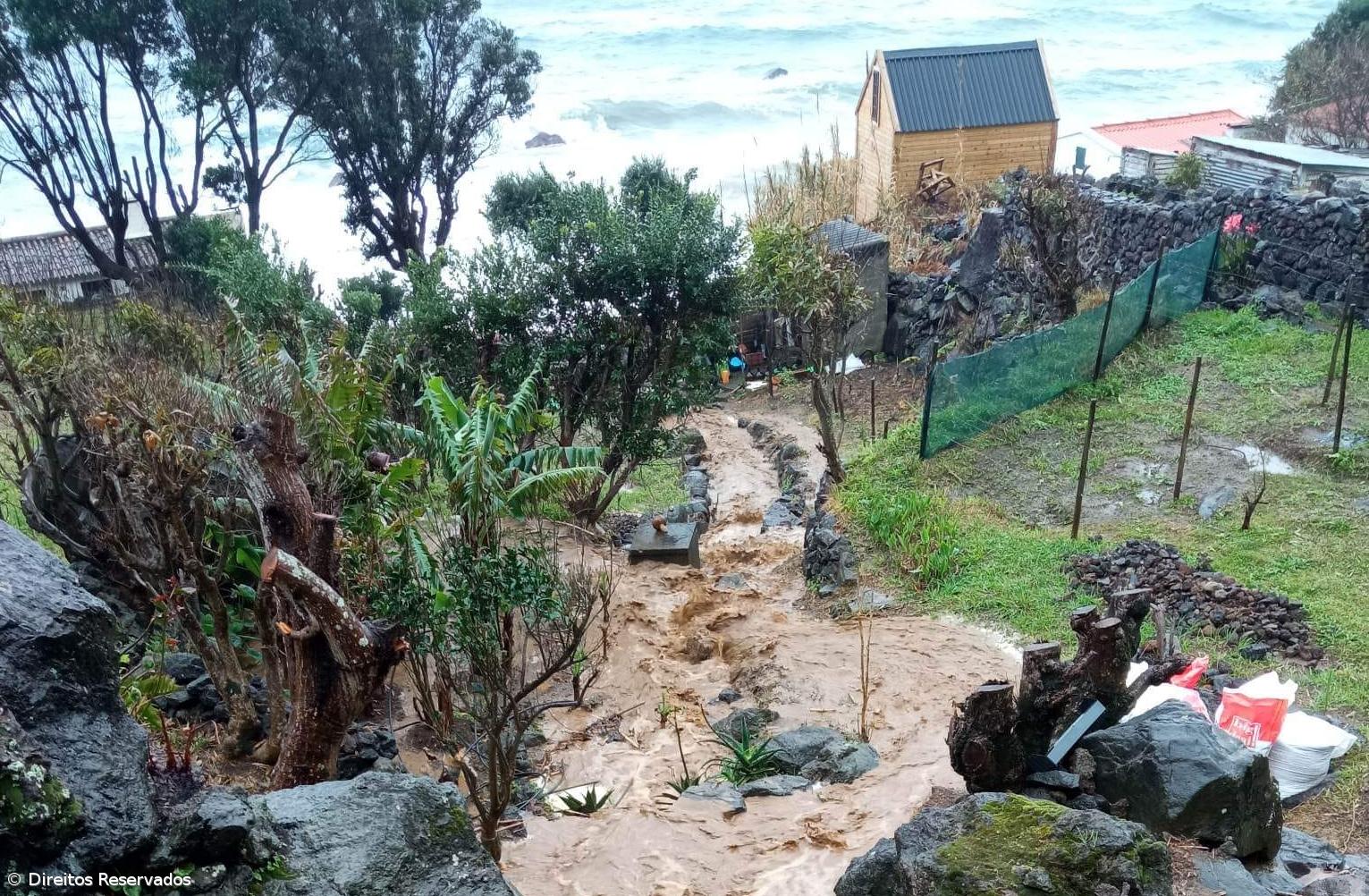 Pedida intervenção na Rocha da Relva para evitar “uma desgraça” – Imagem 1