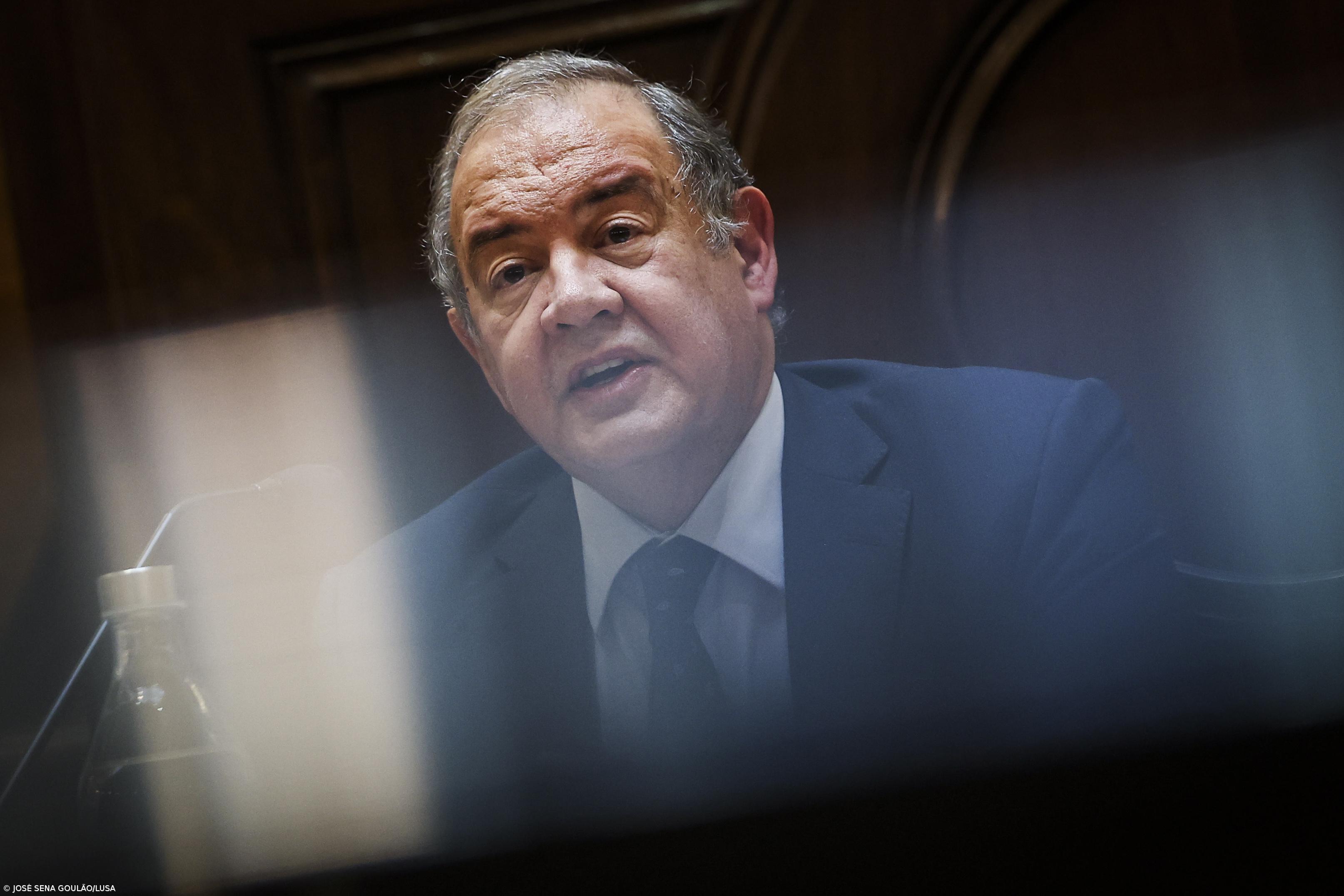 "Fico muito triste" com "esta cultura de suspeição generalizada" - ministro da Economia – Imagem 1