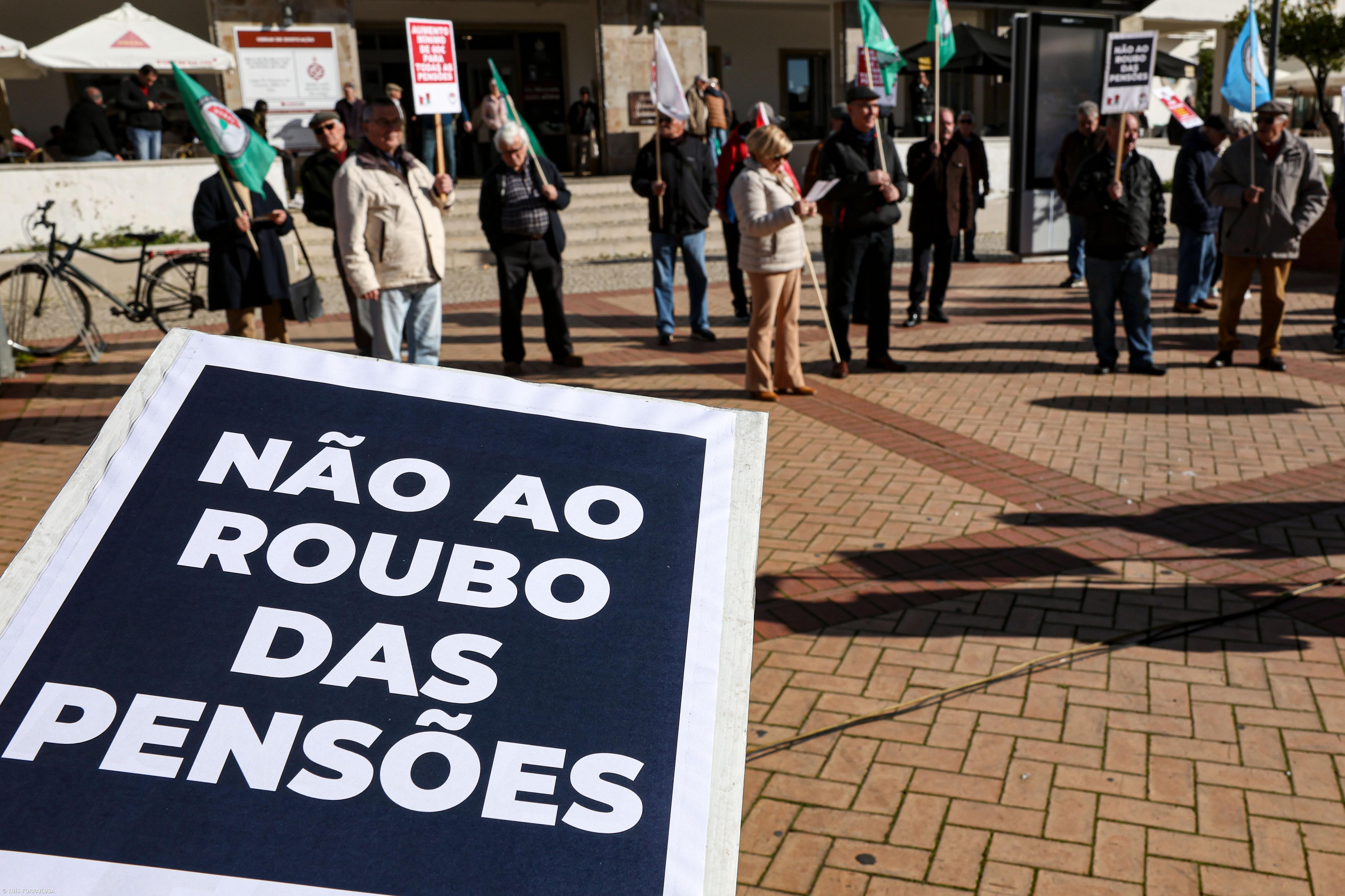 Pensionistas e reformados reunidos em Faro exigem reposição do poder de compra – Imagem 1