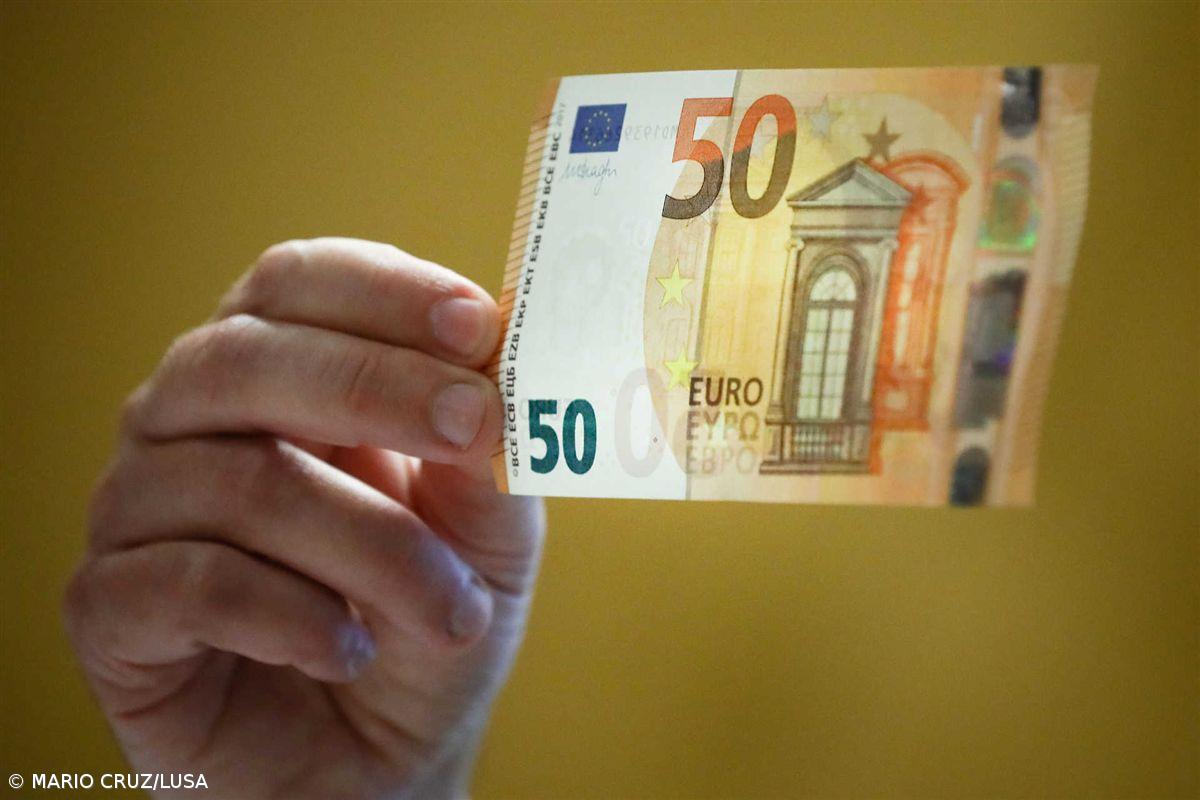 Acidente faz ‘voar’ notas de 50 euros e causa engarrafamento em autoestrada espanhola – Imagem 1