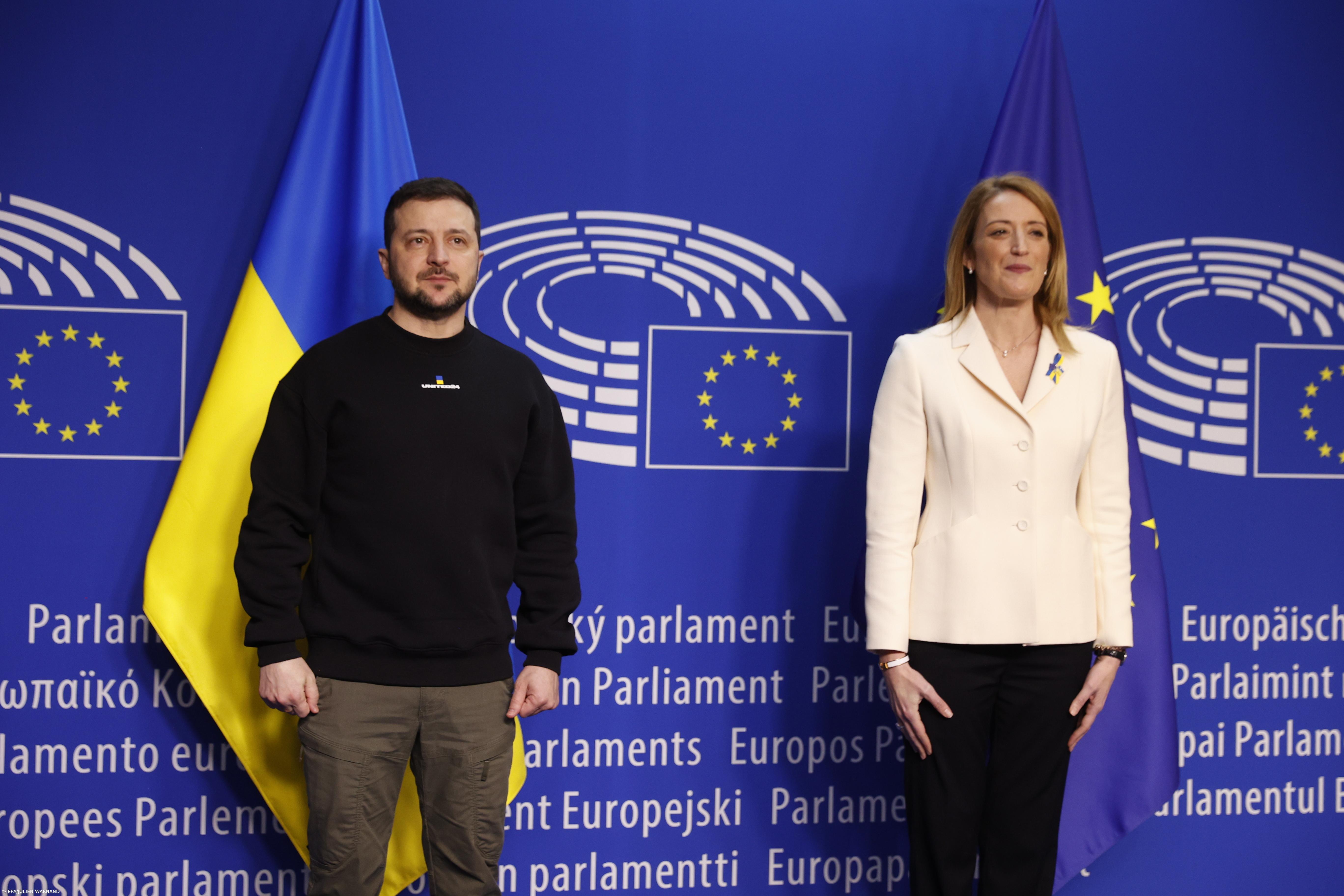 Zelensky recebido por Metsola no Parlamento Europeu – Imagem 1