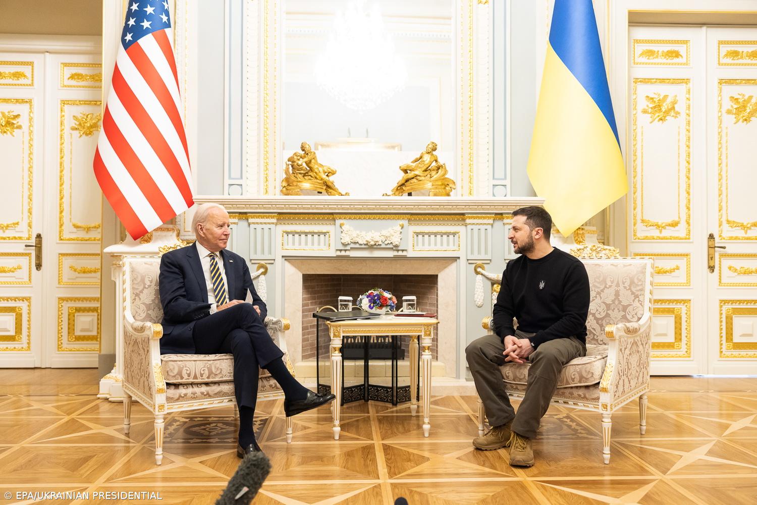 Presidente dos EUA visita Kiev de surpresa e reúne-se com Zelensky – Imagem 1