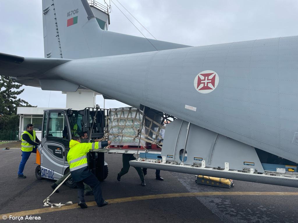 Força Aérea transporta cinco toneladas de alimentos para as Flores – Imagem 1