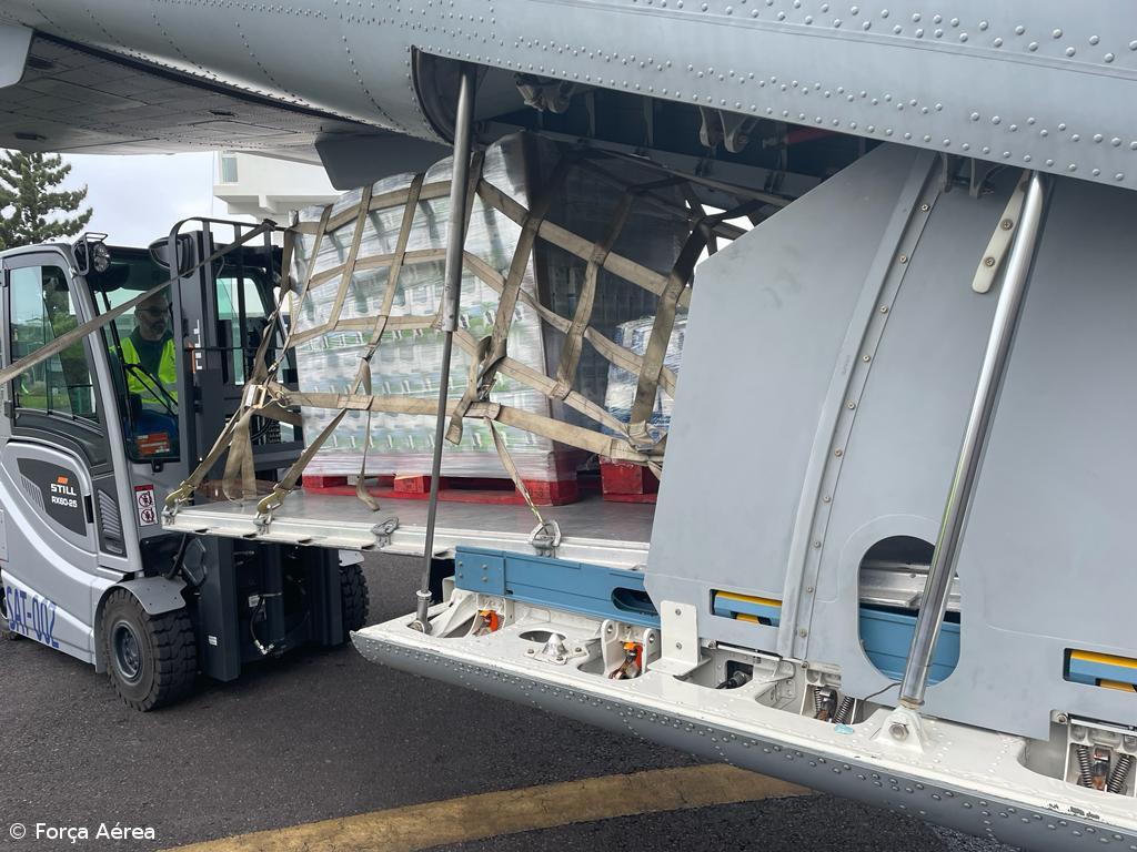 Força Aérea transporta cinco toneladas de alimentos para as Flores – Imagem 2