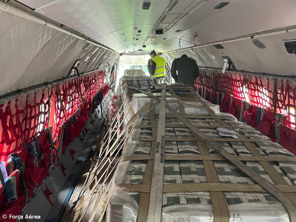 Força Aérea transporta cinco toneladas de alimentos para as Flores – Imagem 3