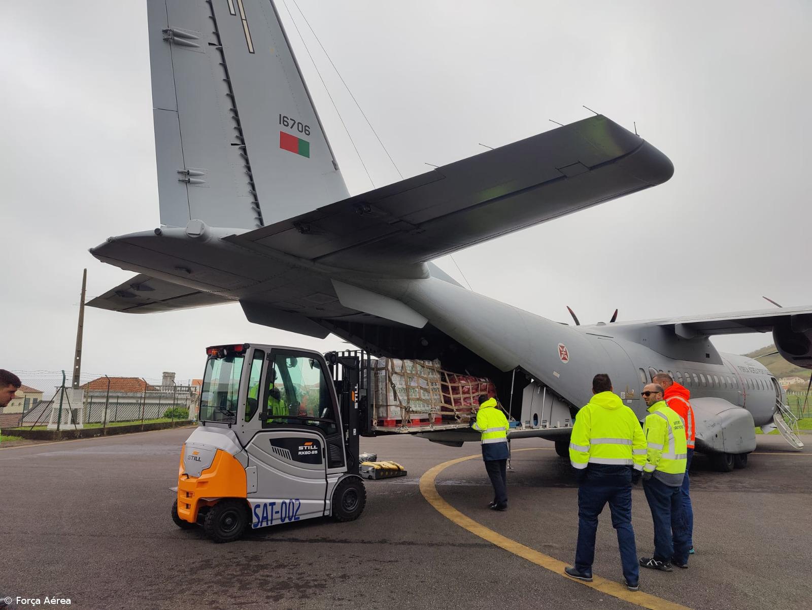 Força Aérea transporta cinco toneladas de alimentos para as Flores – Imagem 4