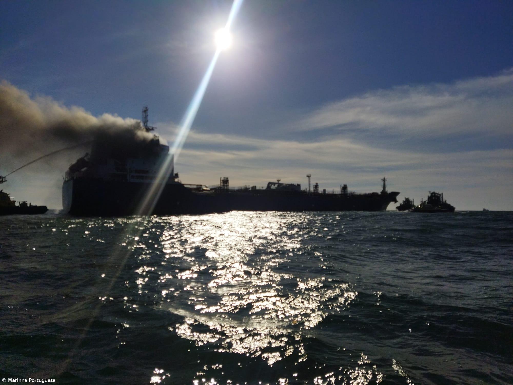 Incêndio em navio na Foz do Douro mantém-se ativo mas controlado – Imagem 1