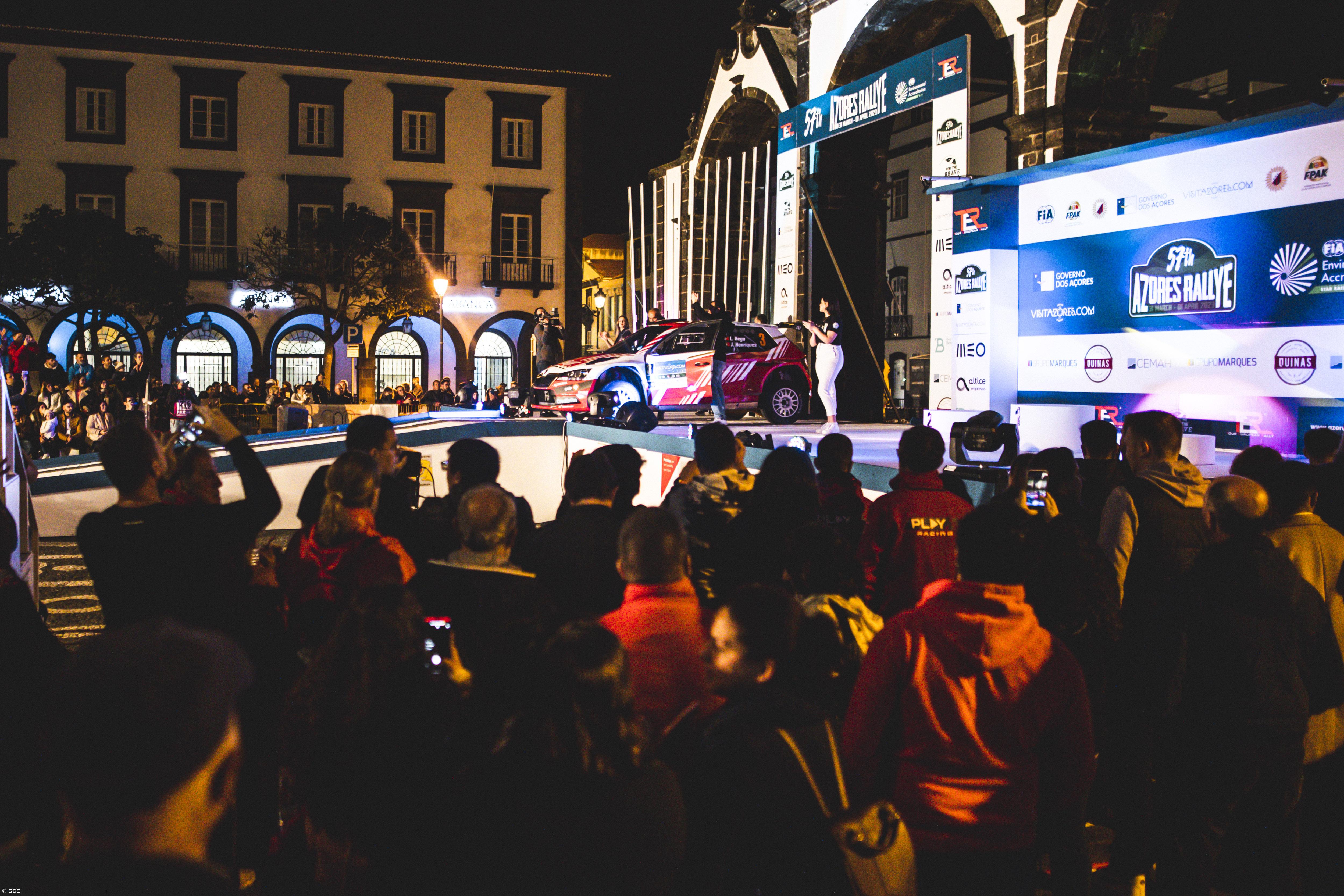 Muito público na apresentação das equipas do Azores Rallye – Imagem 1