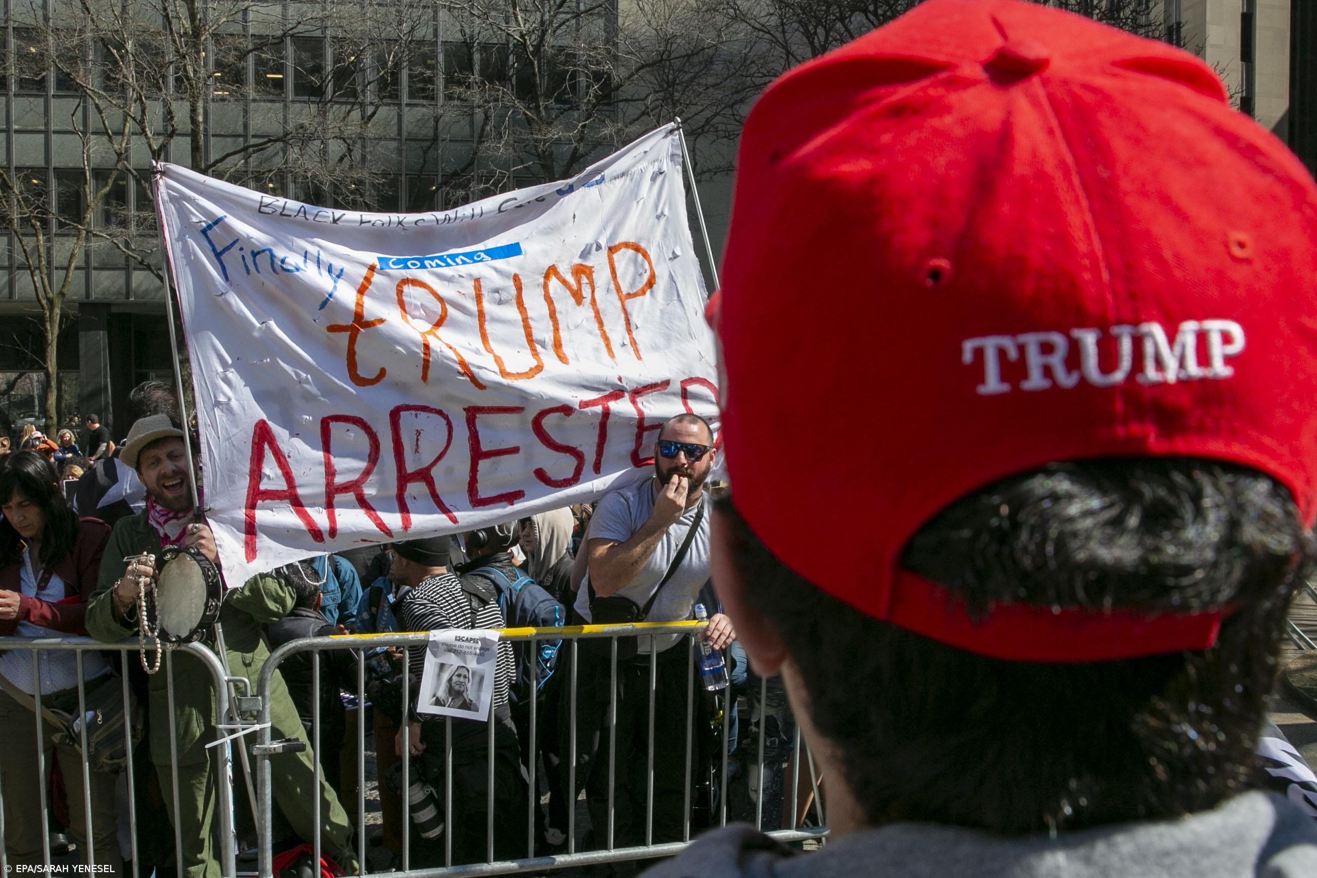 Apoiantes e opositores de Trump trocam acusações junto ao Tribunal de Nova Iorque – Imagem 1