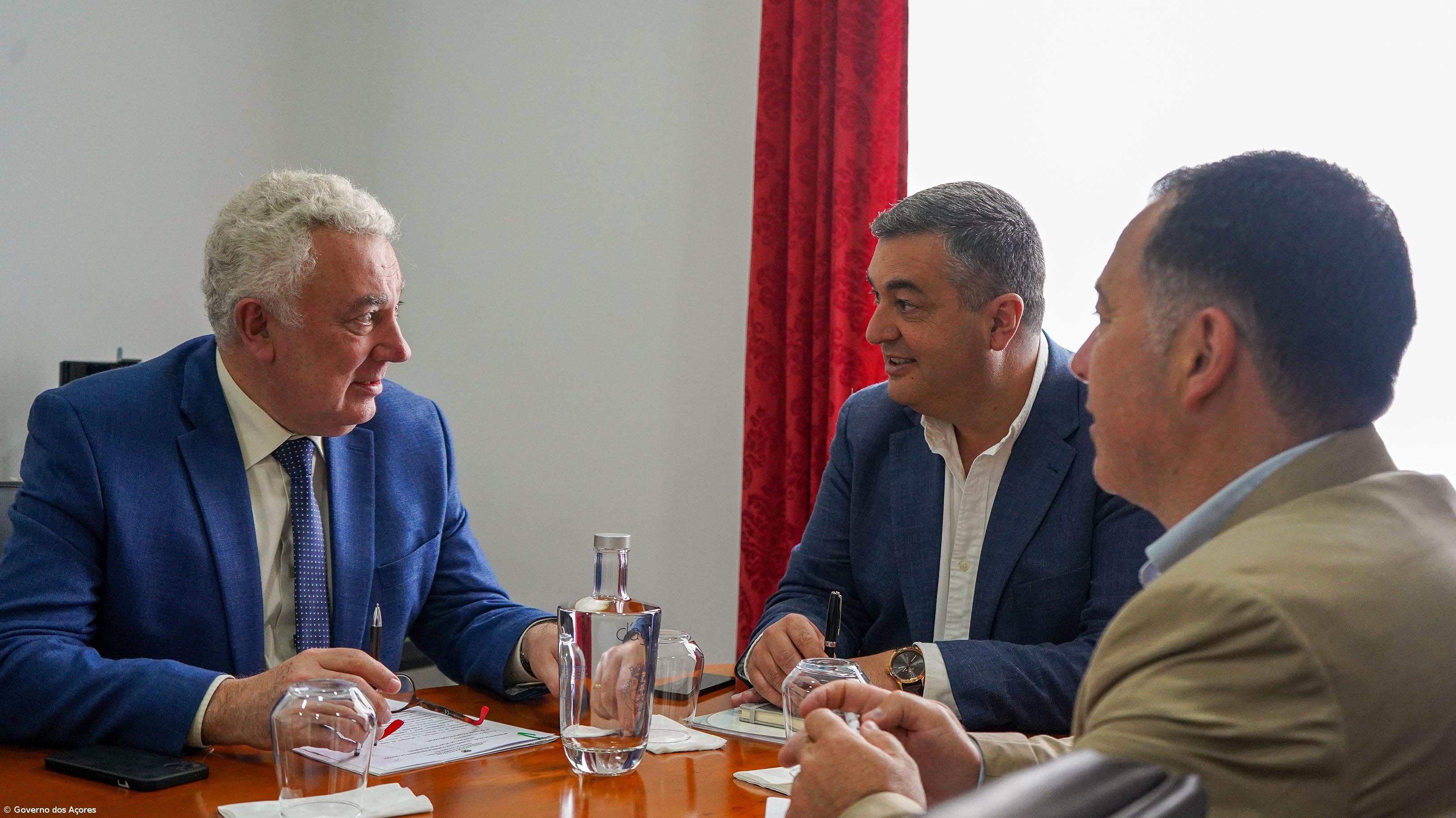 Artur Lima reúne-se com Presidente da Câmara de Velas para abordar estratégia de habitação – Imagem 2