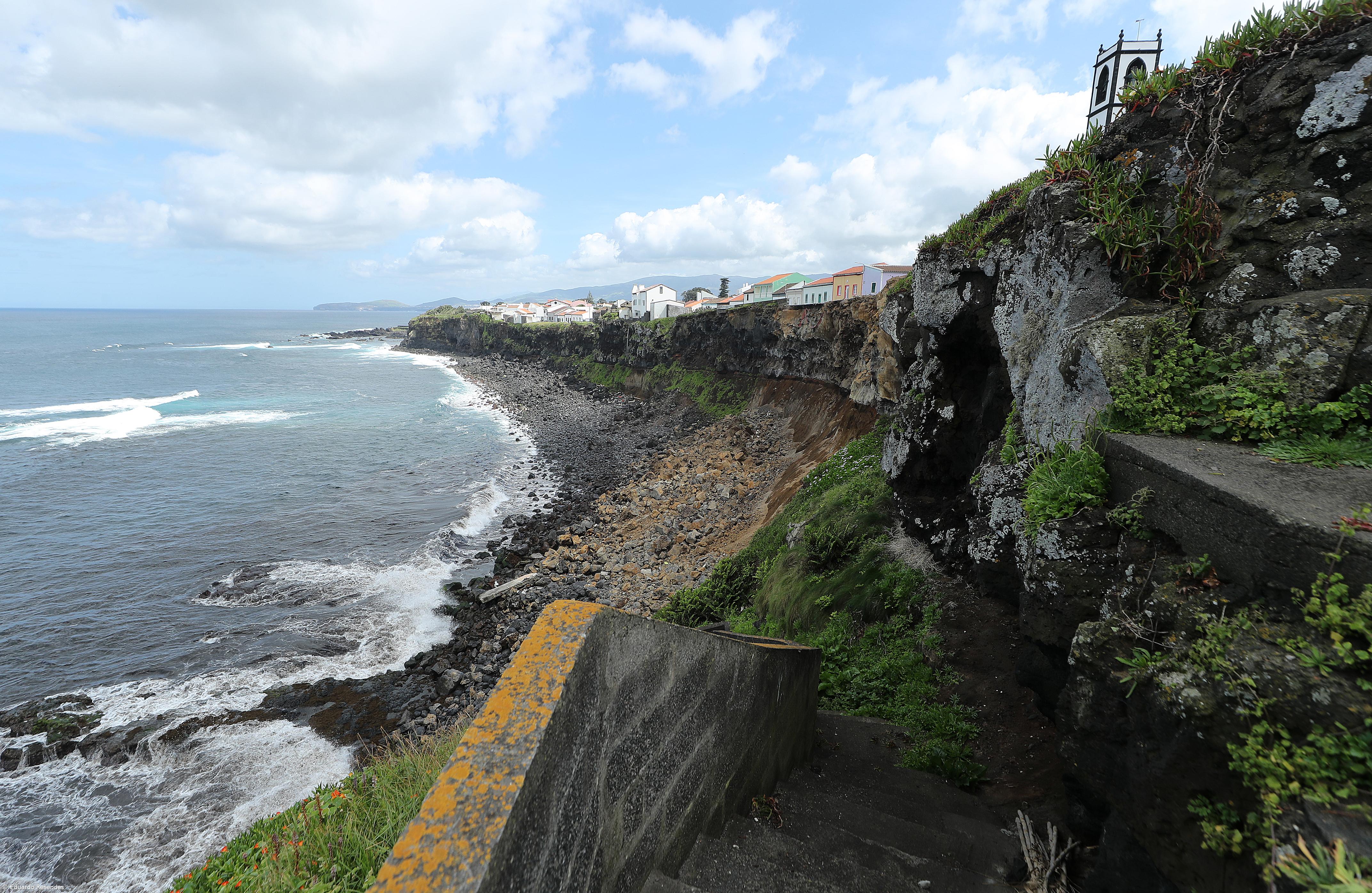 Obra de estabilização da falésia nas Calhetas concluída este ano  – Imagem 1