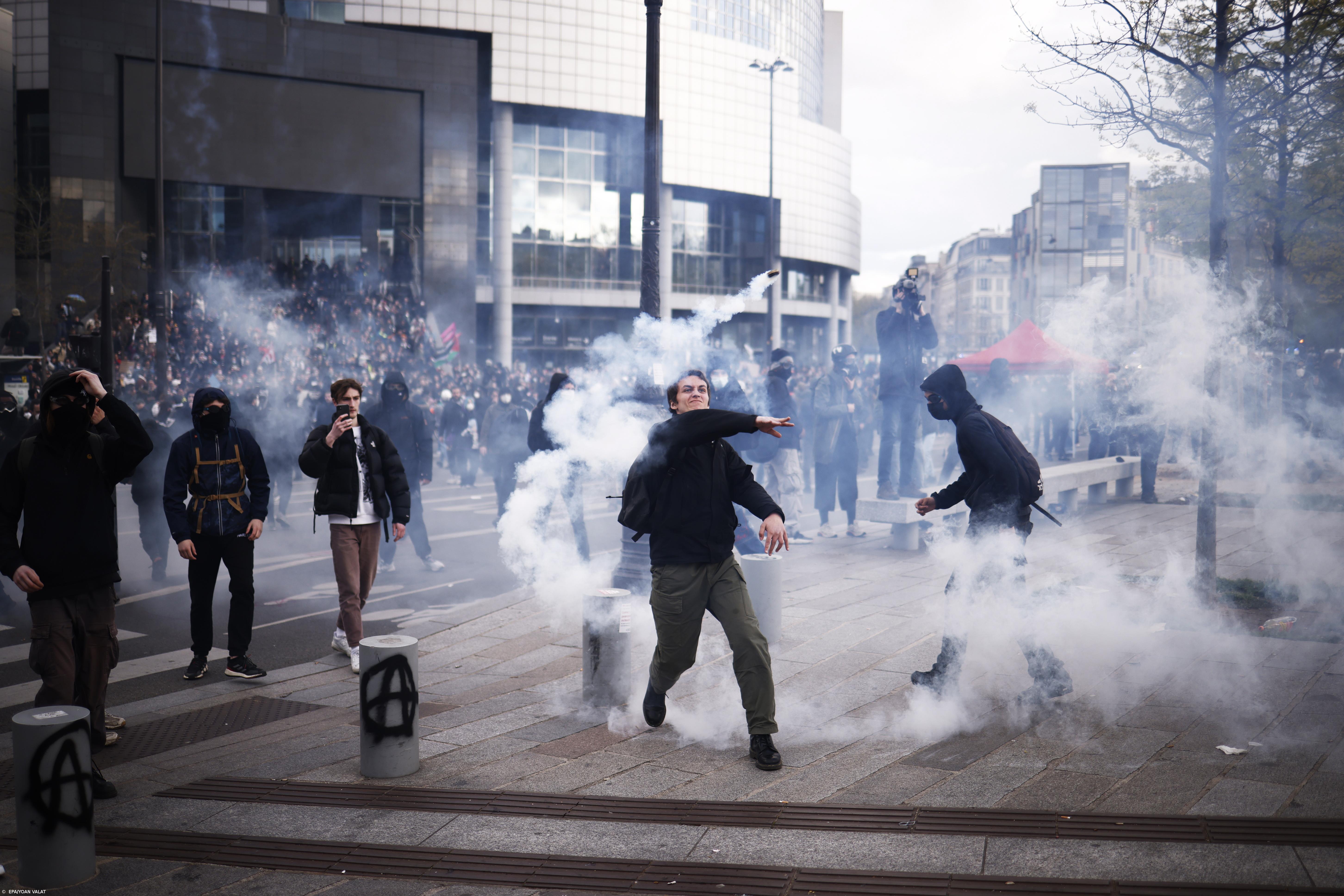 Novos protestos contra lei das pensões em França antes de decisão sobre constitucionalidade – Imagem 1