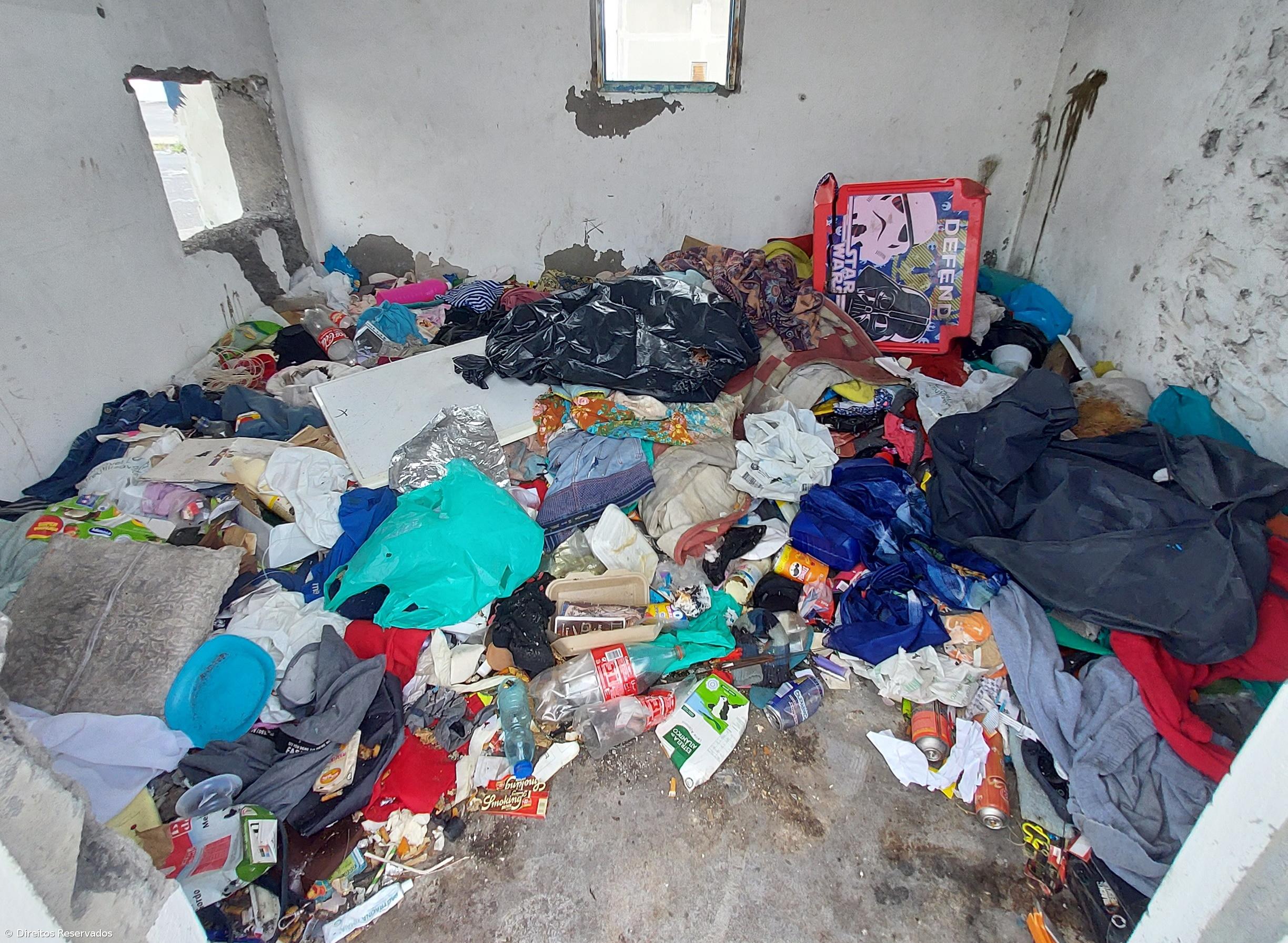 Falta de limpeza em antigo campo de jogos de Rabo de Peixe gera insatisfação – Imagem 1