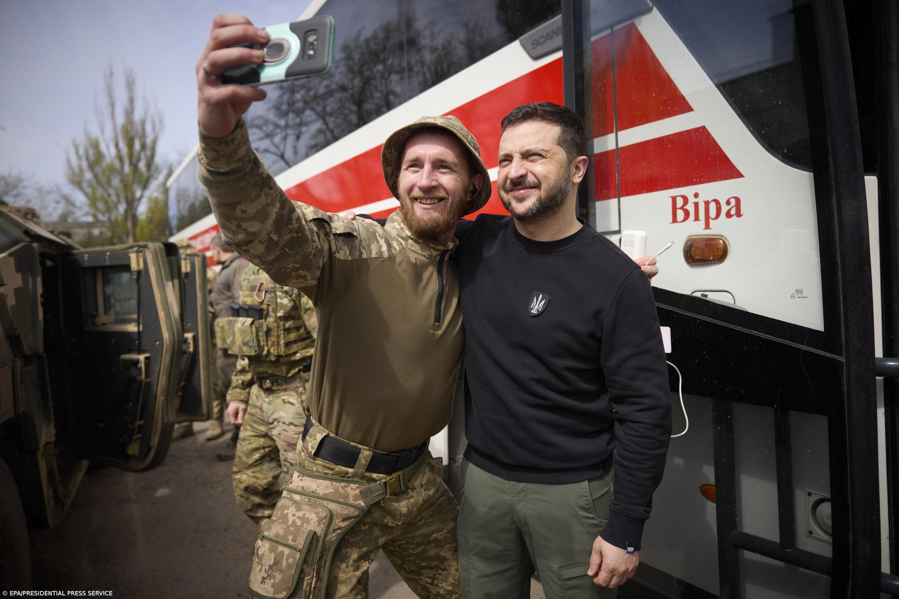 Zelensky e Putin visitam respetivas tropas na linha da frente – Imagem 1