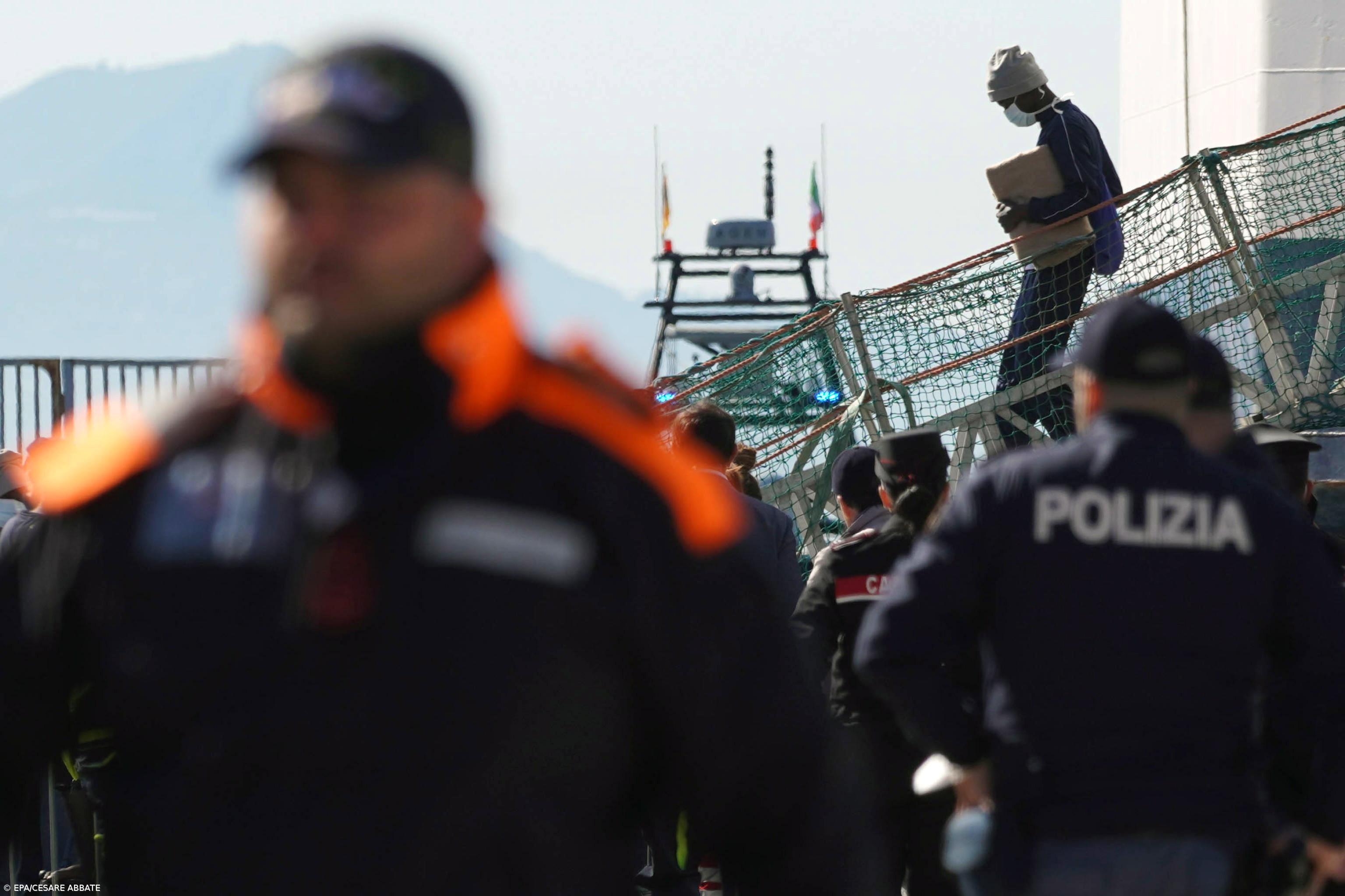 Navio dos Médicos Sem Fronteiras resgata 300 pessoas no Mediterrâneo – Imagem 1