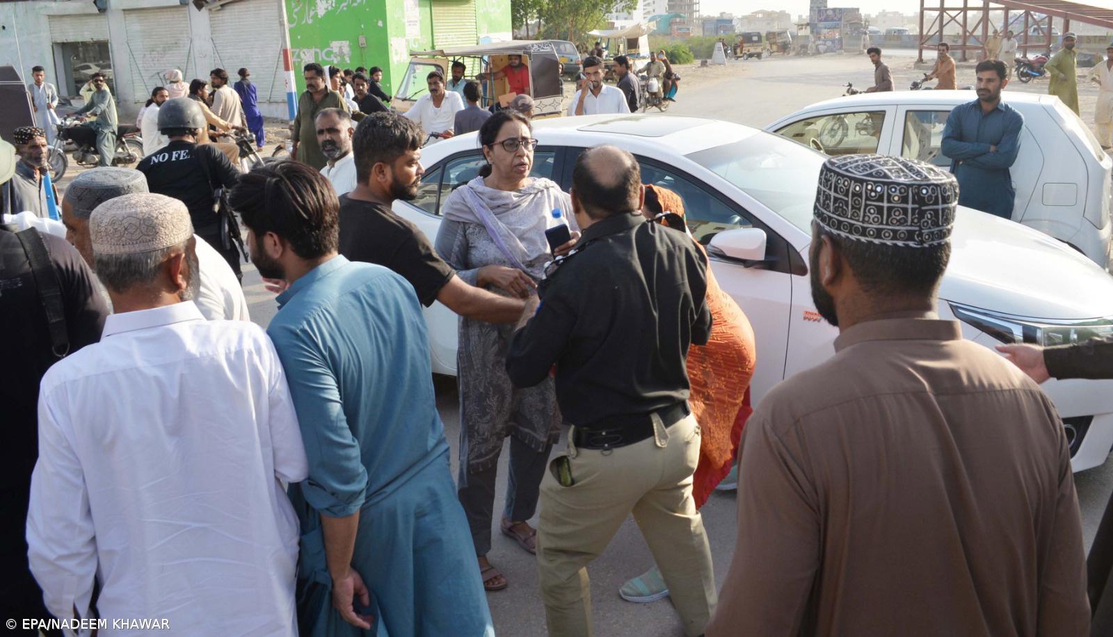 Manifestantes atacam base do exército paquistanês após detenção do ex-PM Imran Khan – Imagem 1