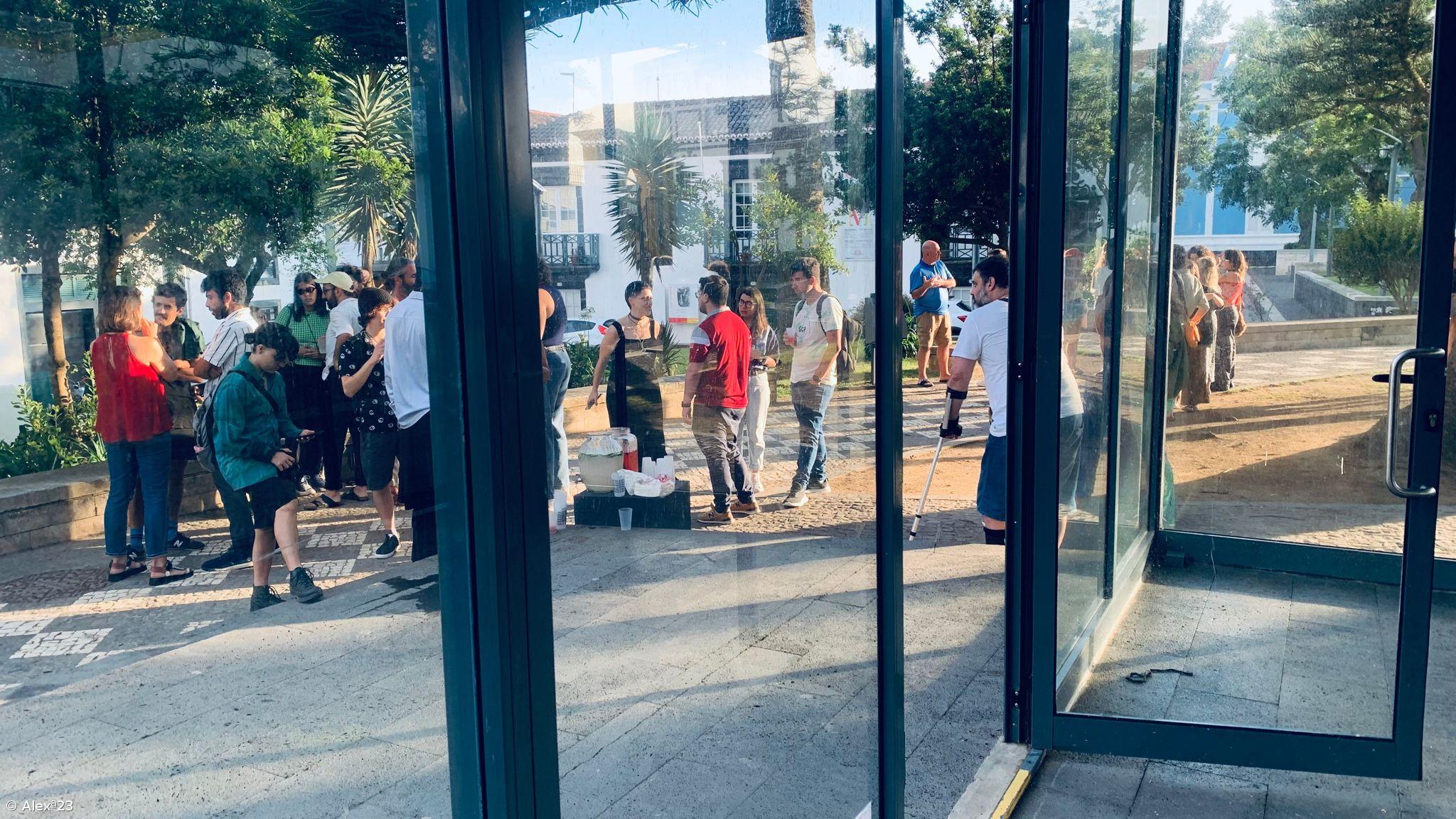 Performance “Conversas d’Armário” inaugurou as comemorações do Orgulho. O Quiosque Ala desenhou um espaço de reflexão muito inspirador. – Imagem 1