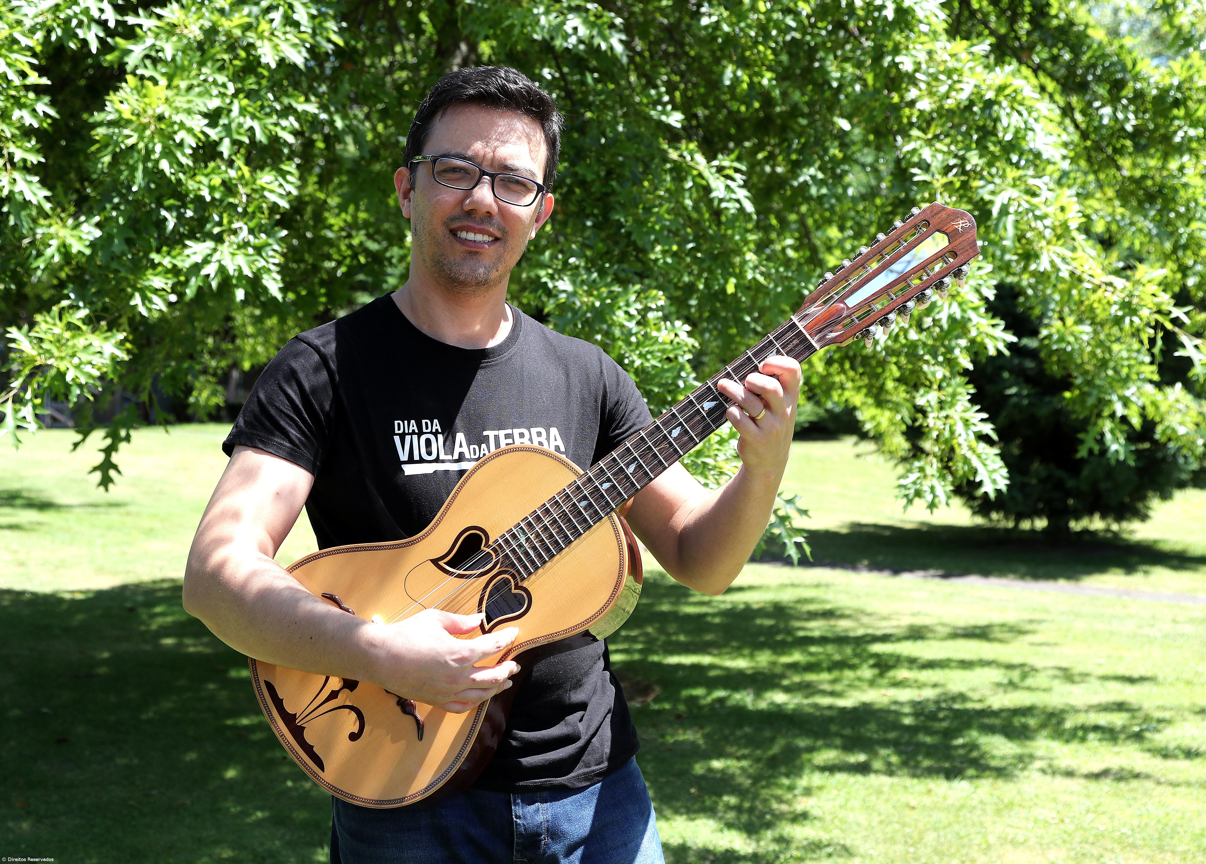 Músico Rafael Carvalho disponibiliza online álbum “Viola Micaelense – Ecos dos Mestres” – Imagem 1