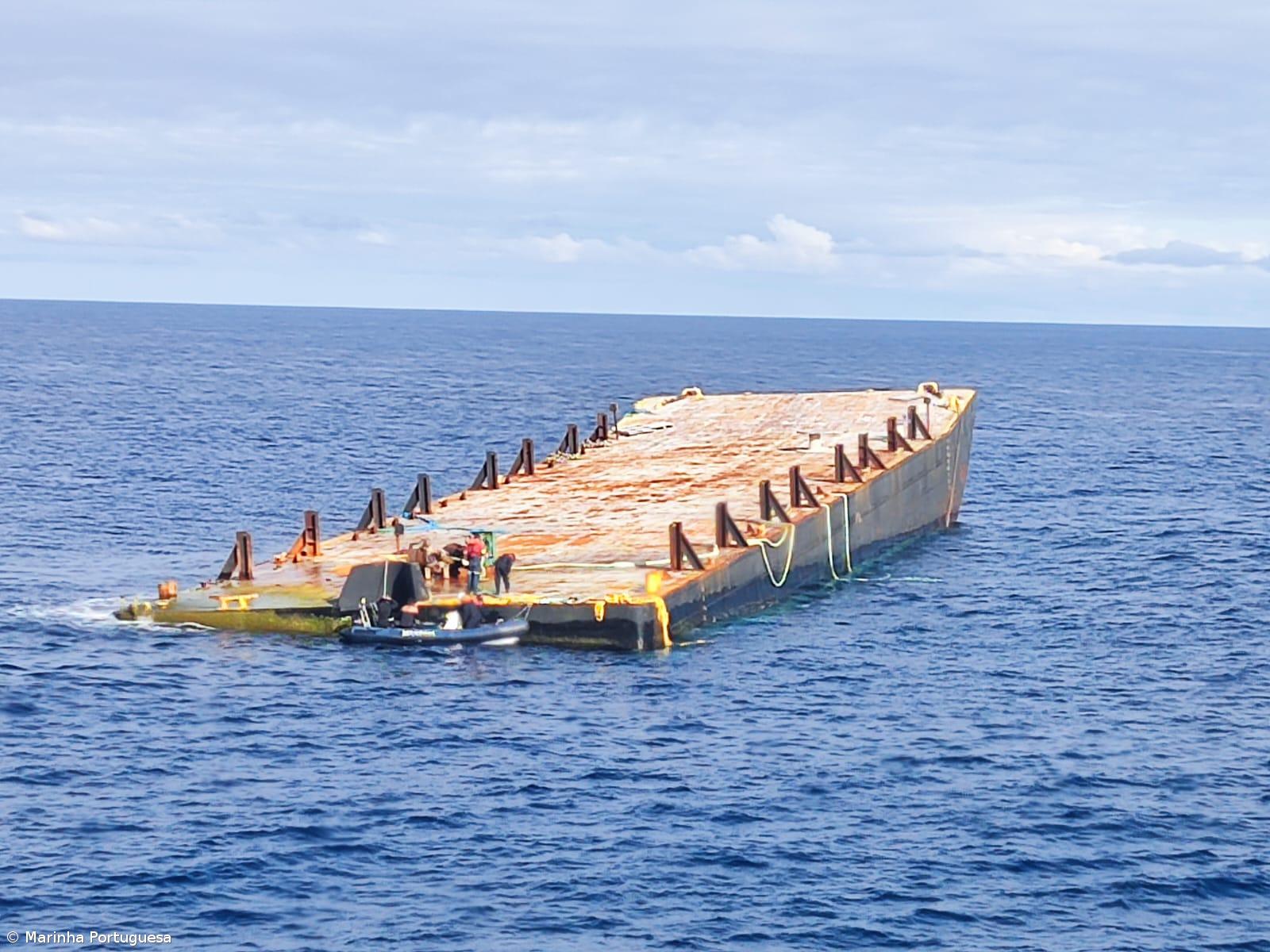 Marinha mantém monitorização de barcaça à deriva nos Açores – Imagem 1