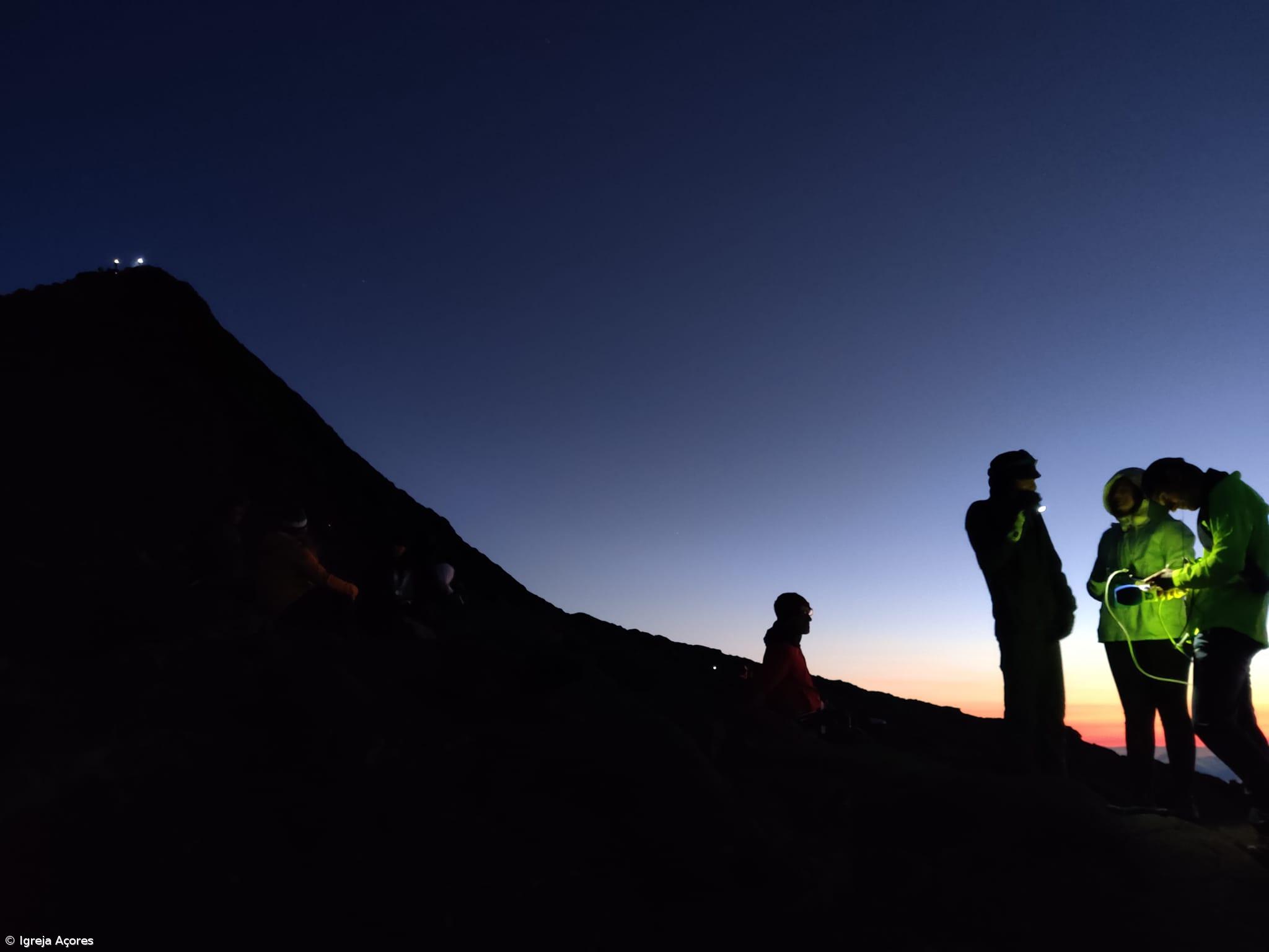 Bispo de Angra comandou subida ao topo do país para incitar jovens a tocar o céu – Imagem 1