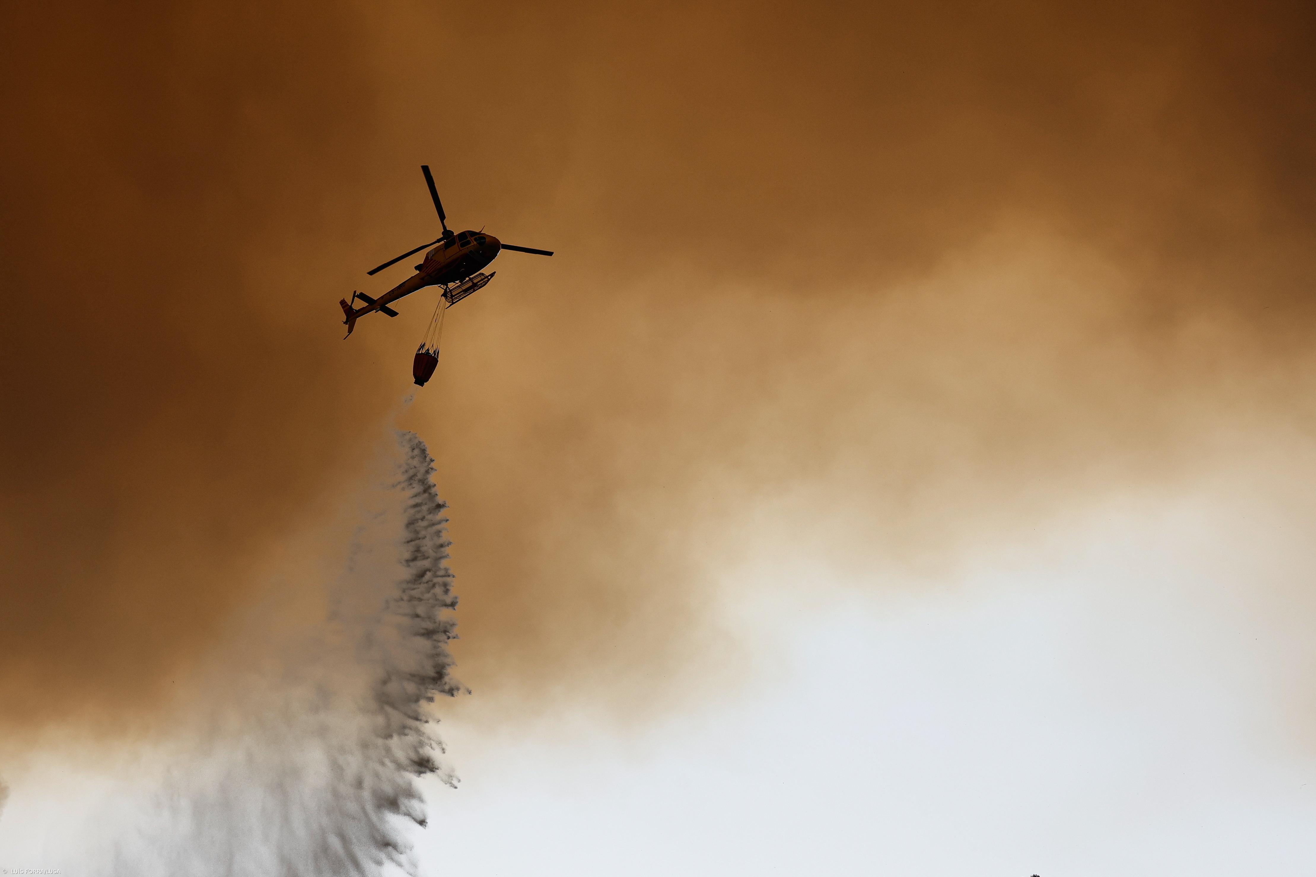 Mais de 1.000 operacionais combatem fogo em Odemira – Imagem 1
