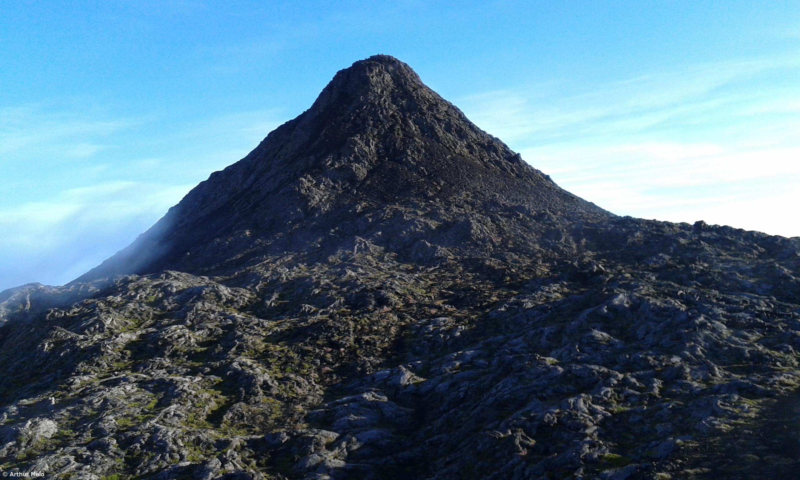 Homem morre enquanto subia a  montanha do Pico – Imagem 1