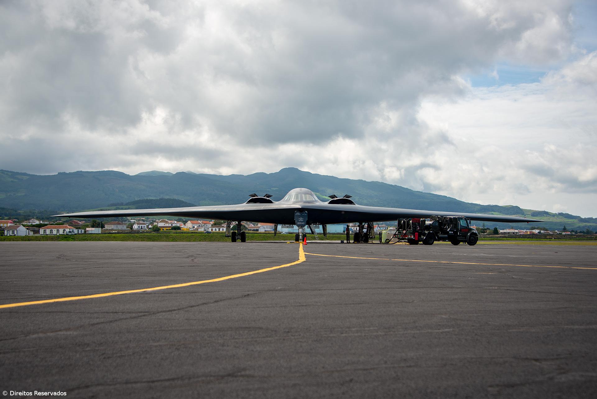 B-2 Spirit bomber makes stopover and 'hot pit' at Lajes Base – Imagem 1