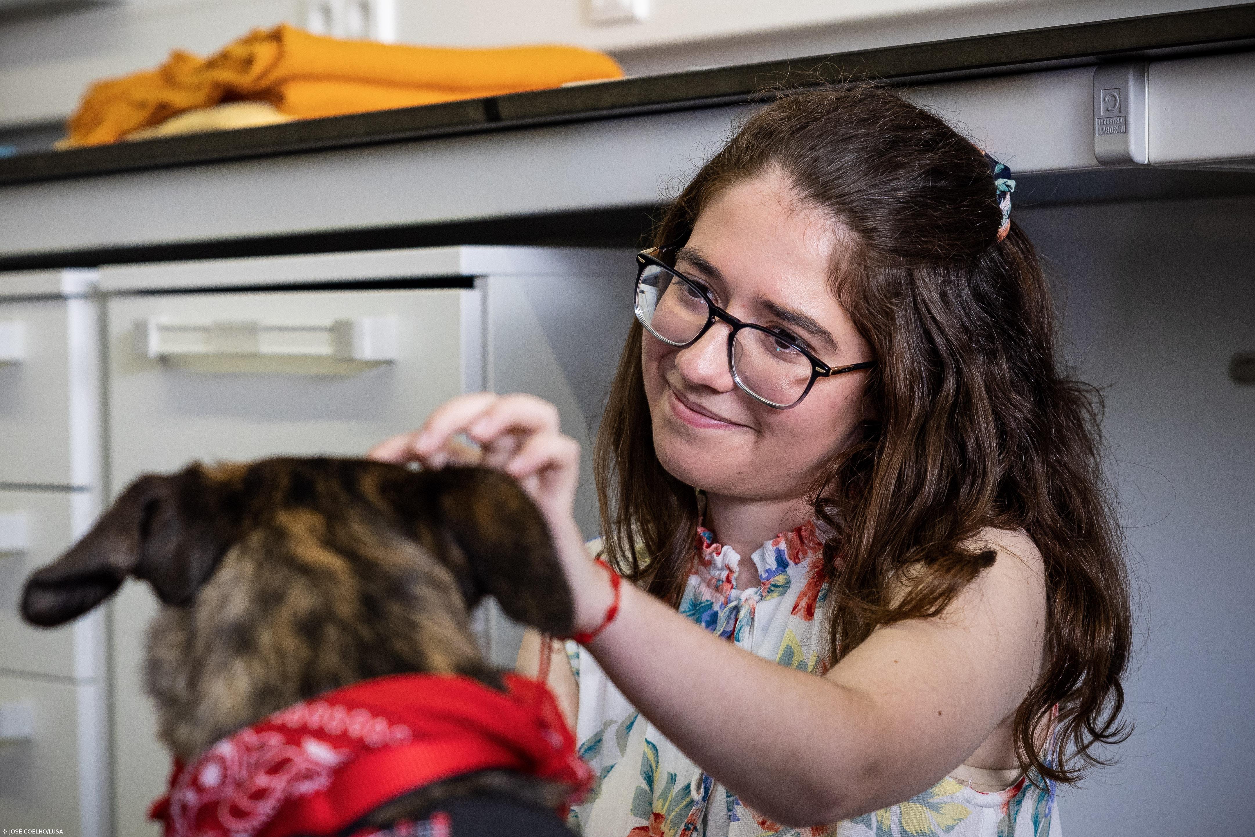 Cadela Lola estreia apoio a universitários para prevenir doença mental  – Imagem 1