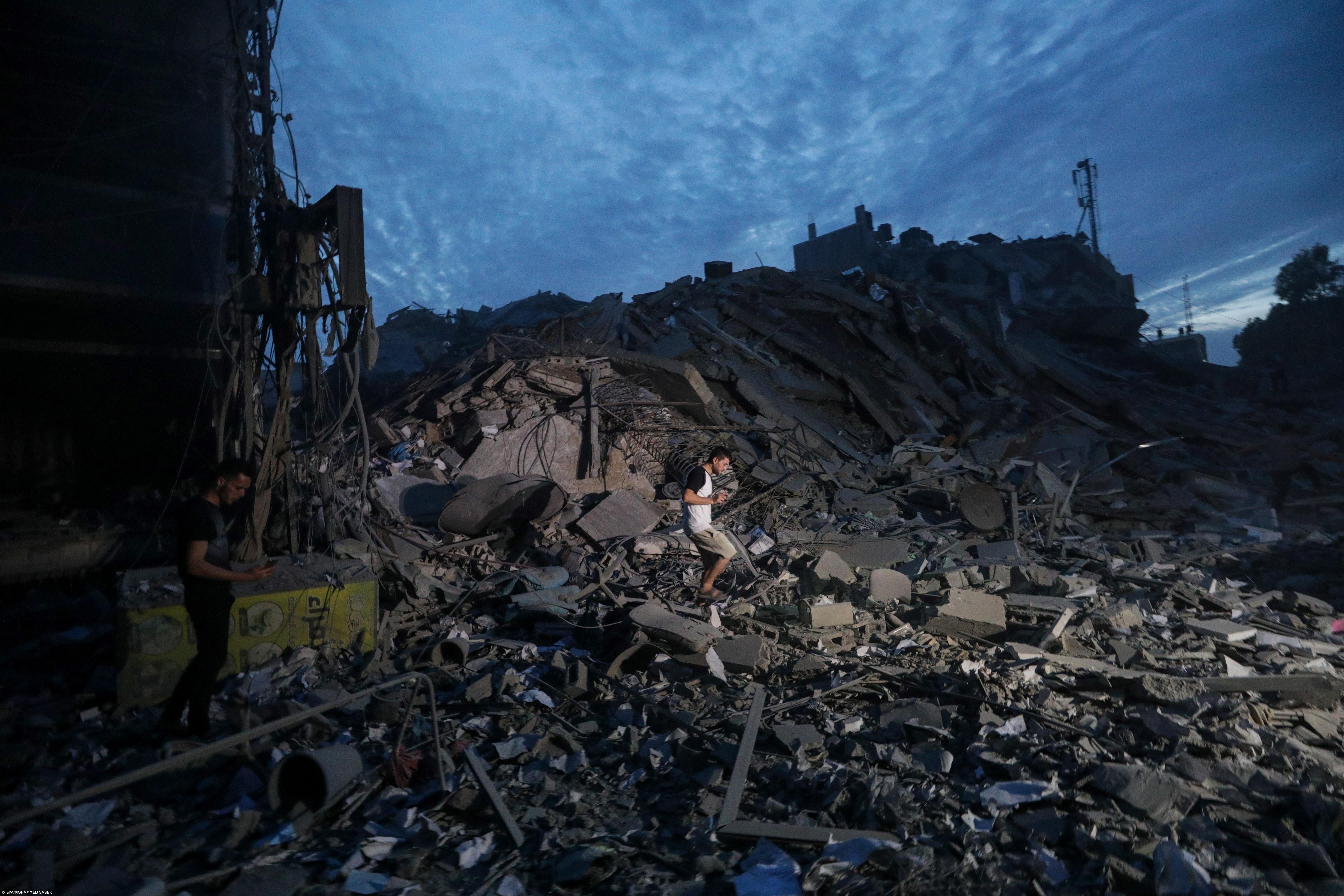 Reféns do Hamas chegaram a território israelita e estão a ser levados para hospitais  – Imagem 1