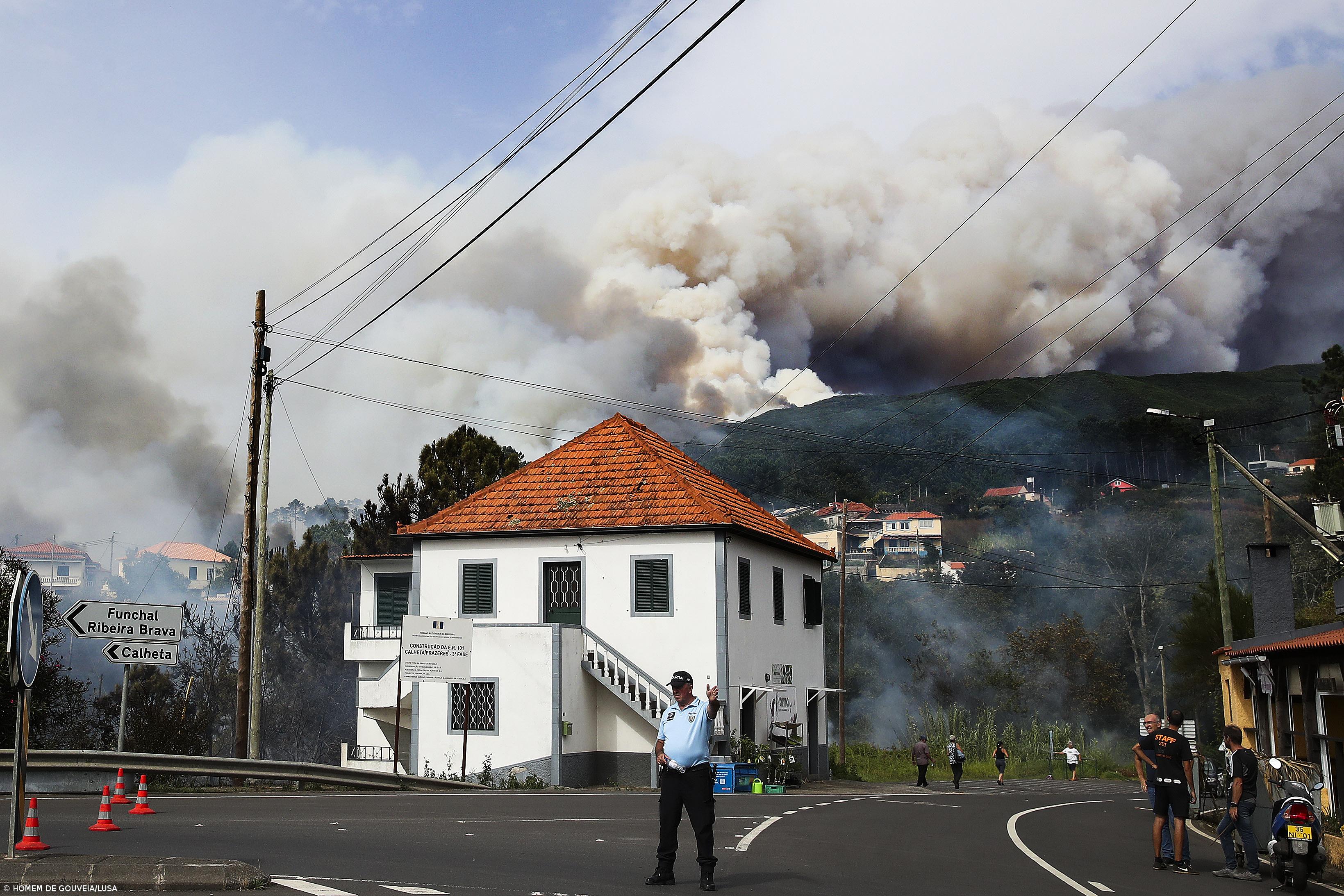 Fogo no Porto Moniz já provocou "elevados danos materiais", diz Câmara Municipal – Imagem 1