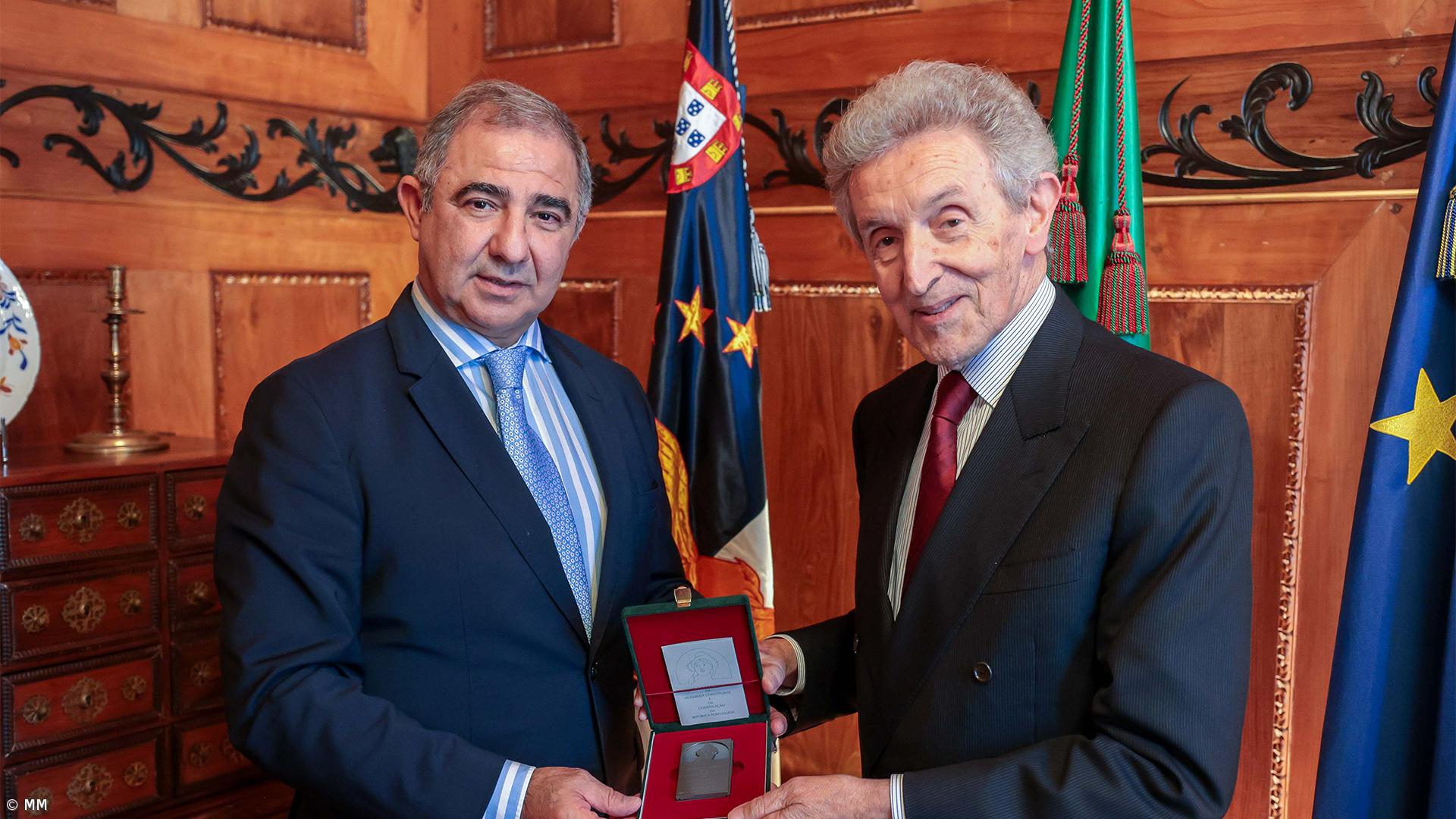  Mota Amaral entregou à região medalha que recebeu em 2001 do aniversário da Assembleia Constituinte  – Imagem 1