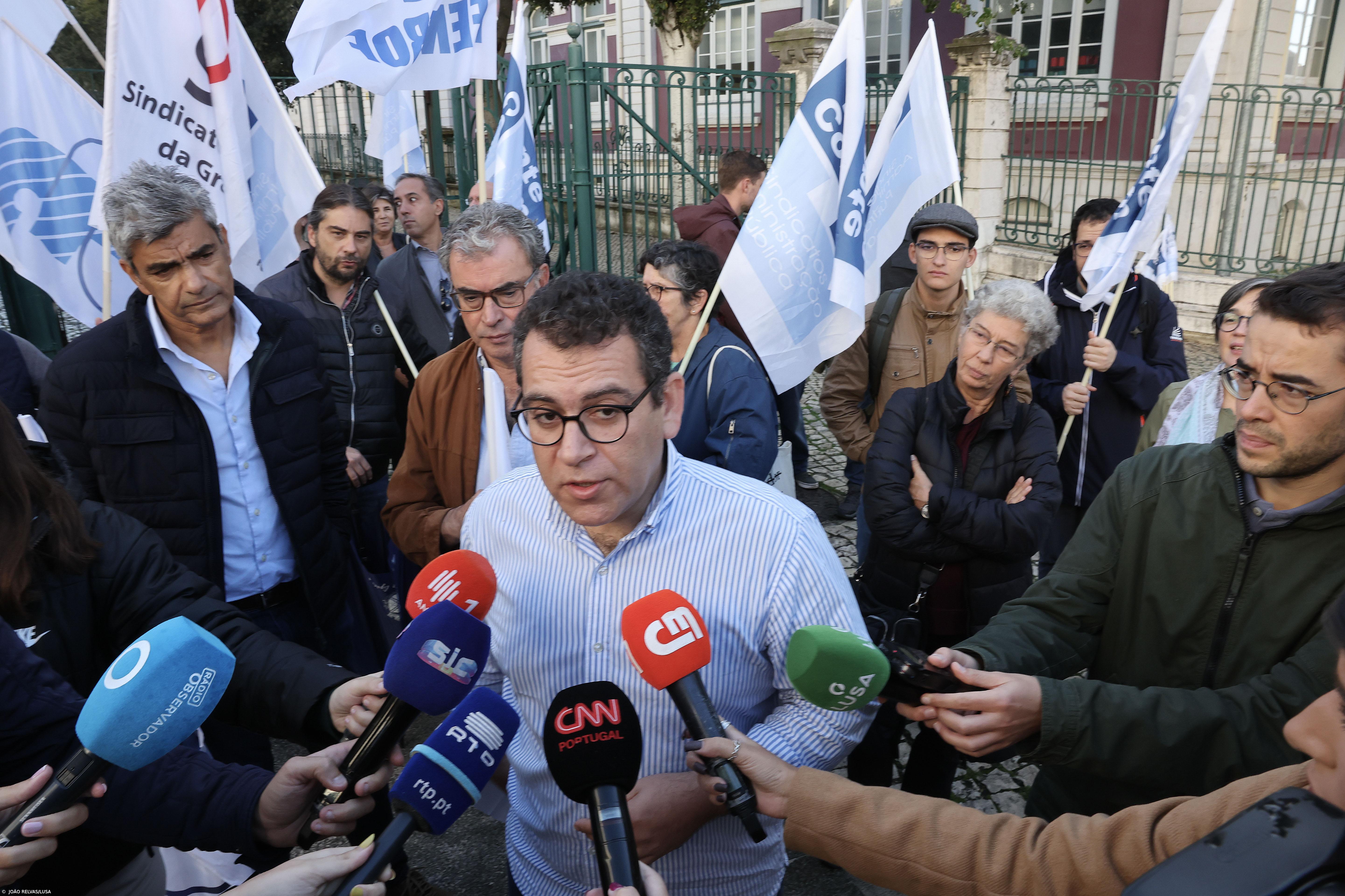 Governo sobe proposta para salário mínimo da função pública para 875 euros em 2025 – Imagem 1