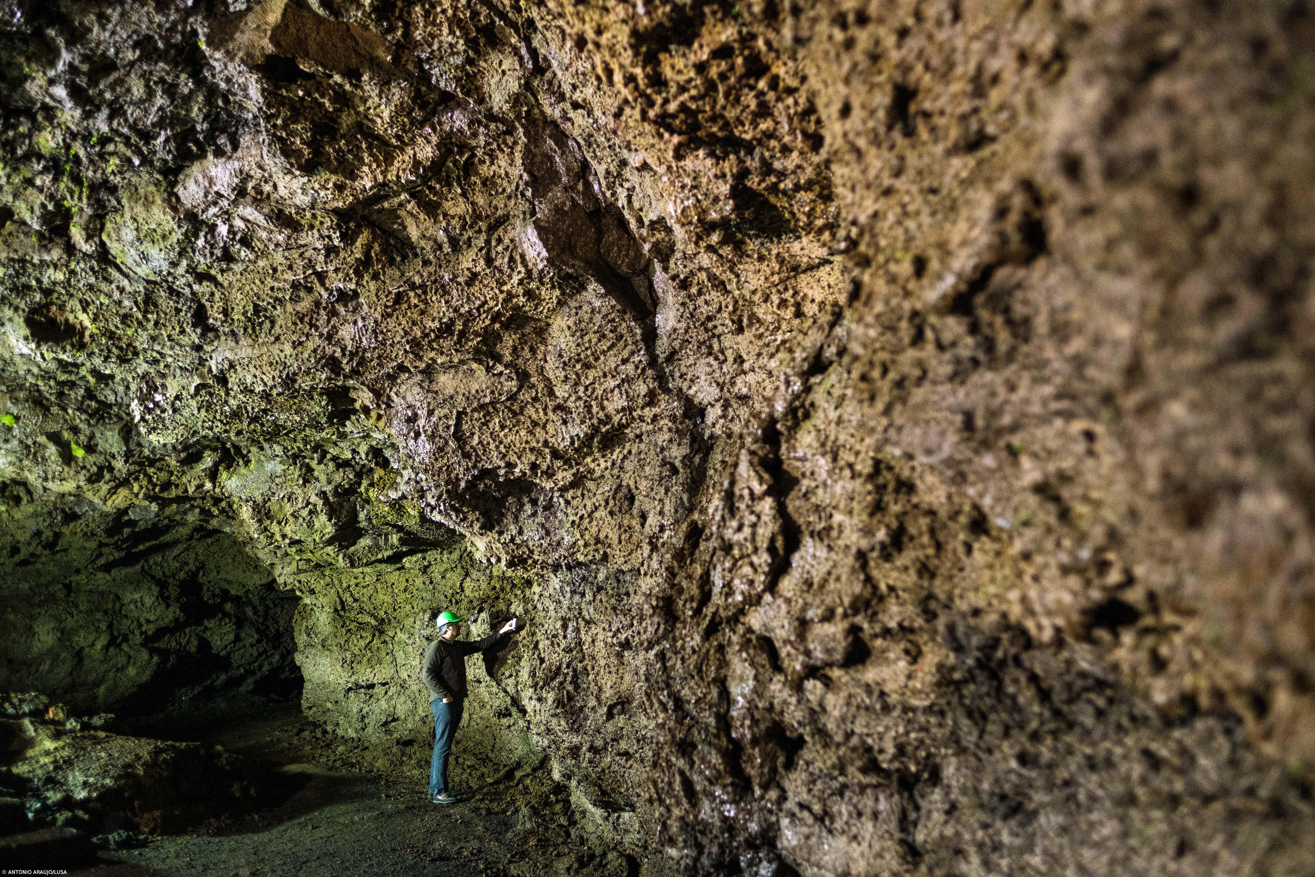 Investigadores simulam ambiente lunar numa gruta nos Açores – Imagem 1