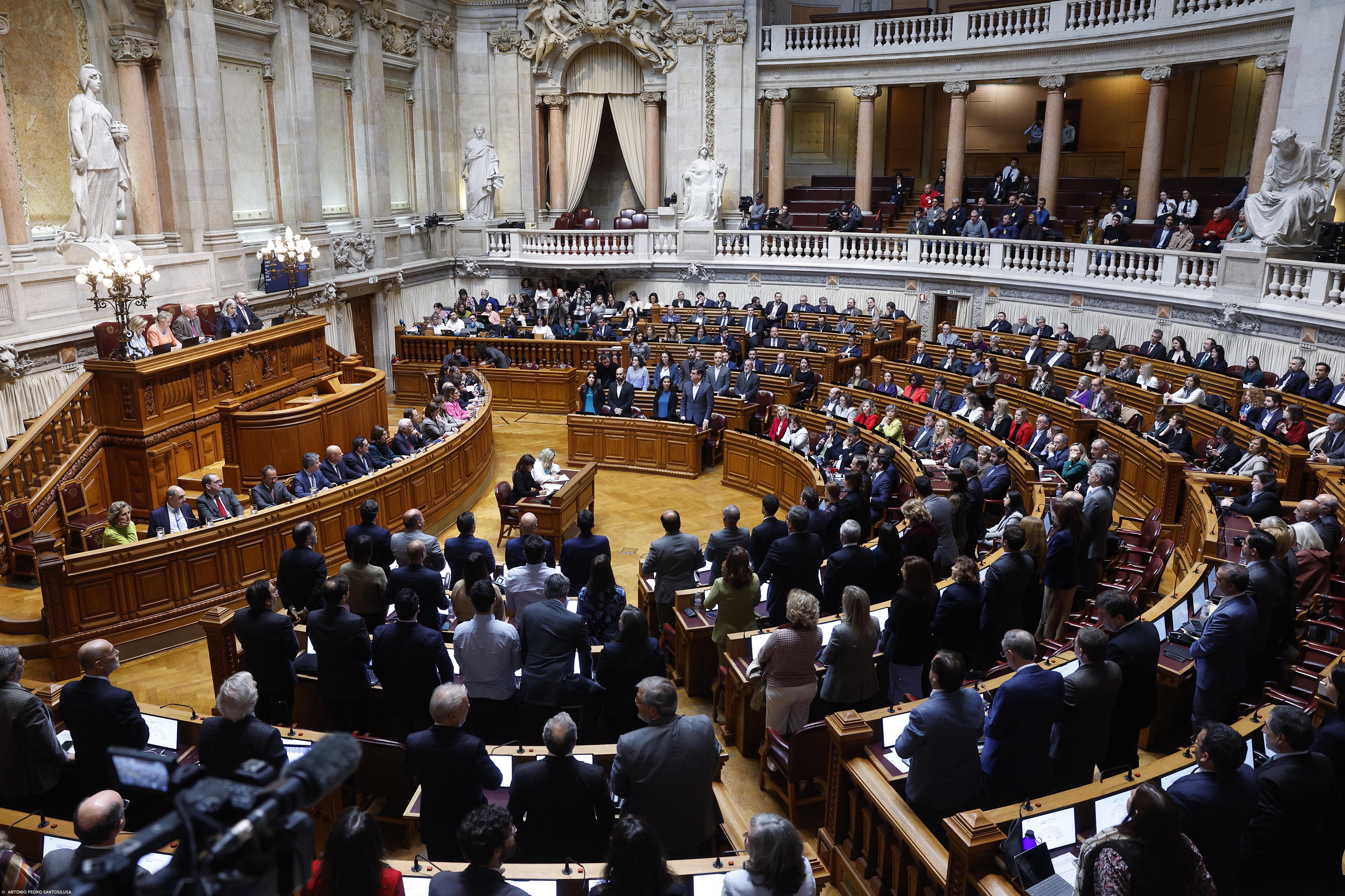 Parlamento aprova alívio do IRS com redução das taxas proposta pelo PS – Imagem 1