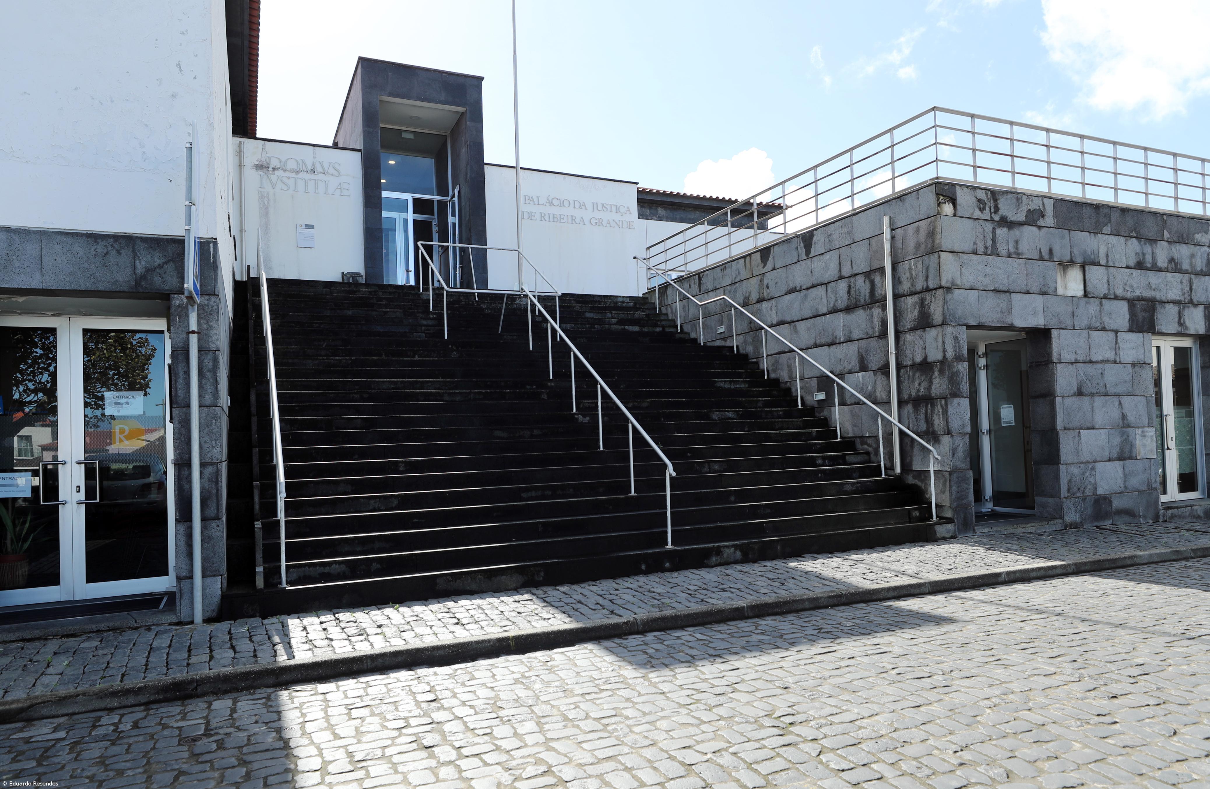 Ex-autarcas da Ribeira Grande começam a ser julgados na quinta-feira por peculato – Imagem 1